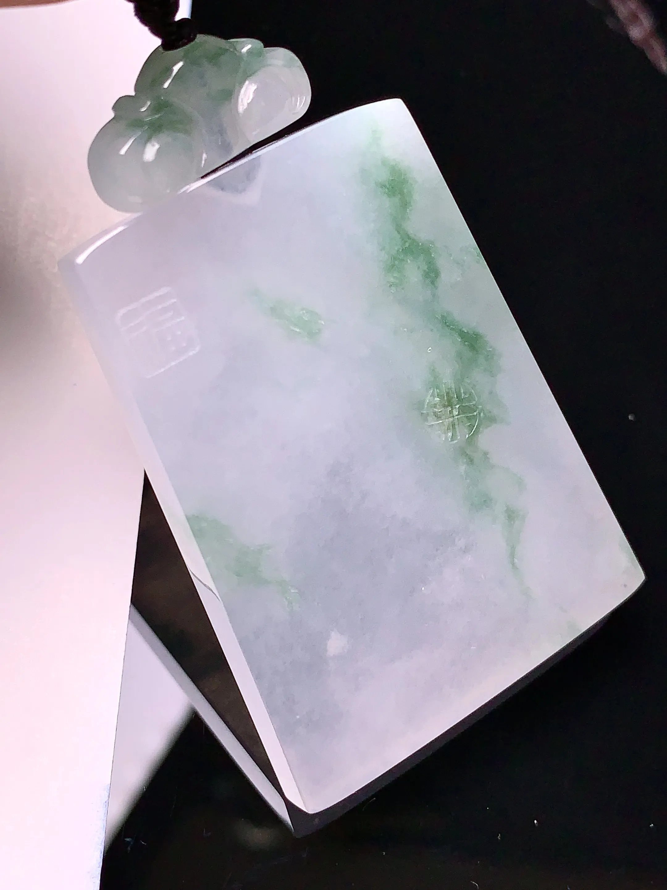 飘绿无事牌吊坠 玉质细腻 水润亮眼  整体尺寸45*33.5*5.2