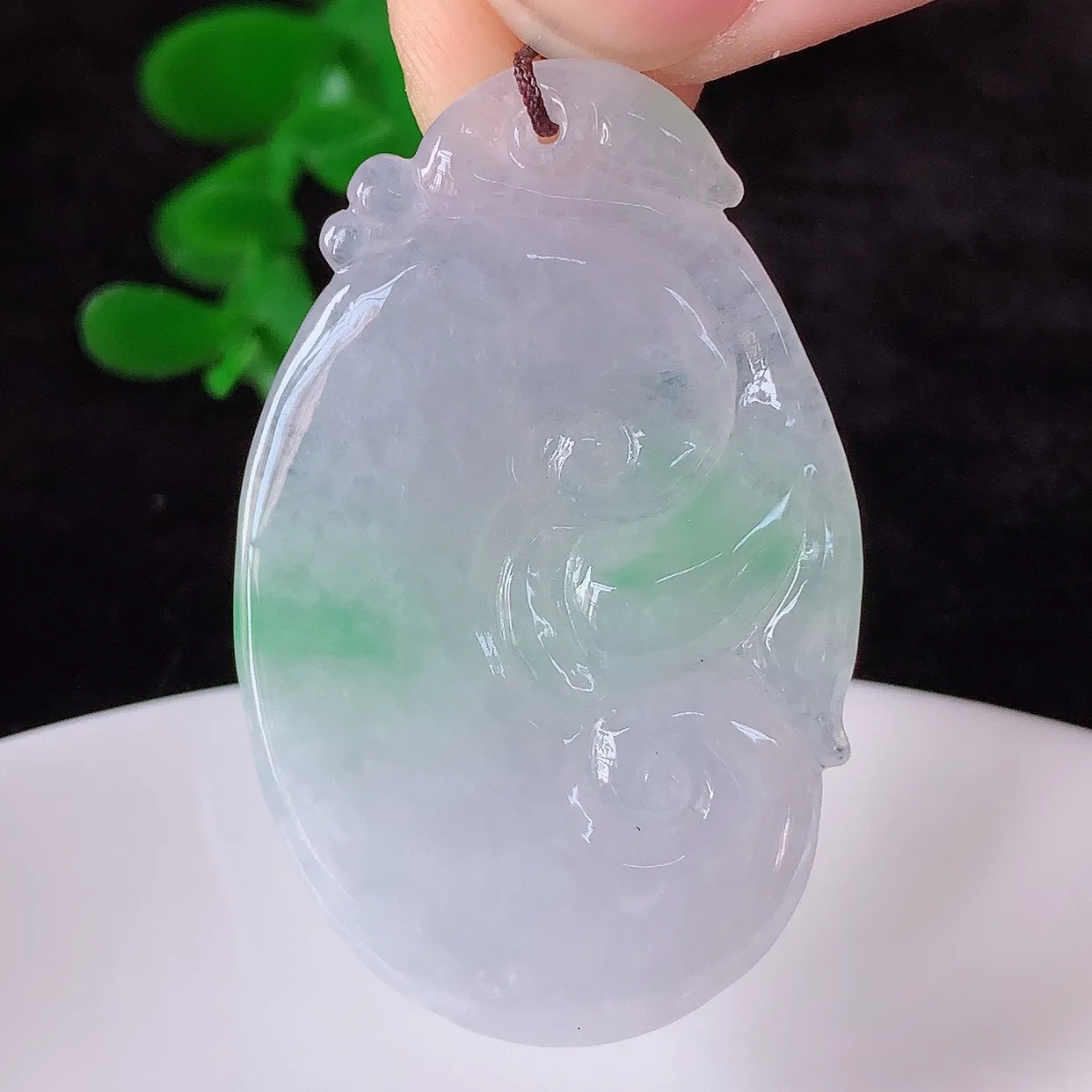 自然光实拍，冰飘绿翡翠如意吊坠，翡翠如意，上身效果非常美，饱满大气，工艺美，万事如意，如意一生 #41.24