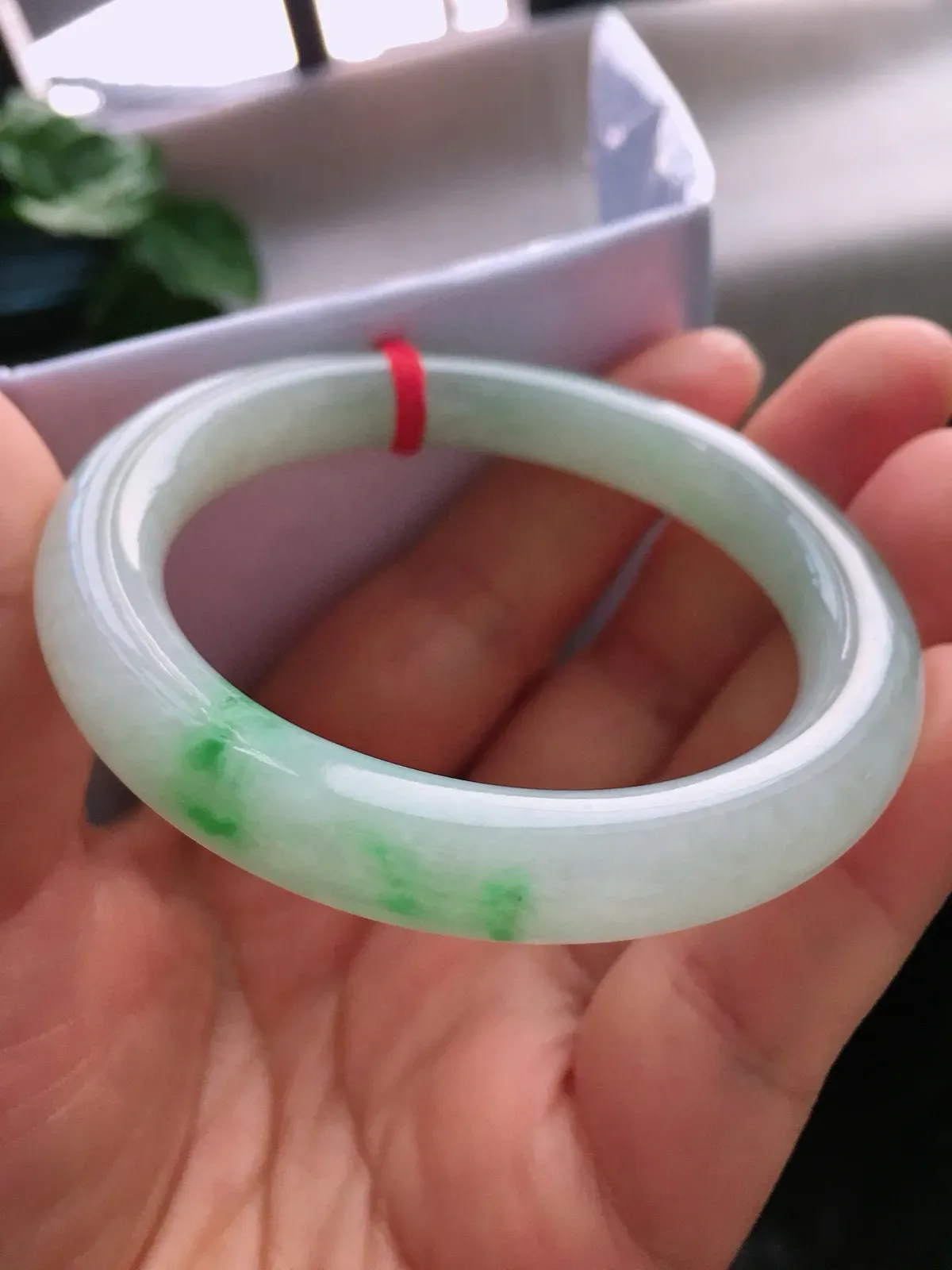 圈口55.2，圆条手镯，飘色花，玉质水润细腻，尺寸55.2-10.5-9.3mm