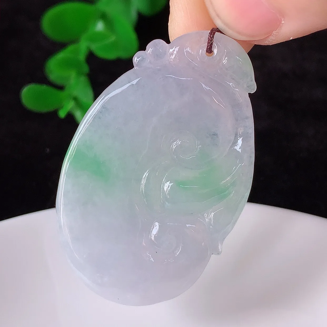 自然光实拍，冰飘绿翡翠如意吊坠，翡翠如意，上身效果非常美，饱满大气，工艺美，万事如意，如意一生 #41.24