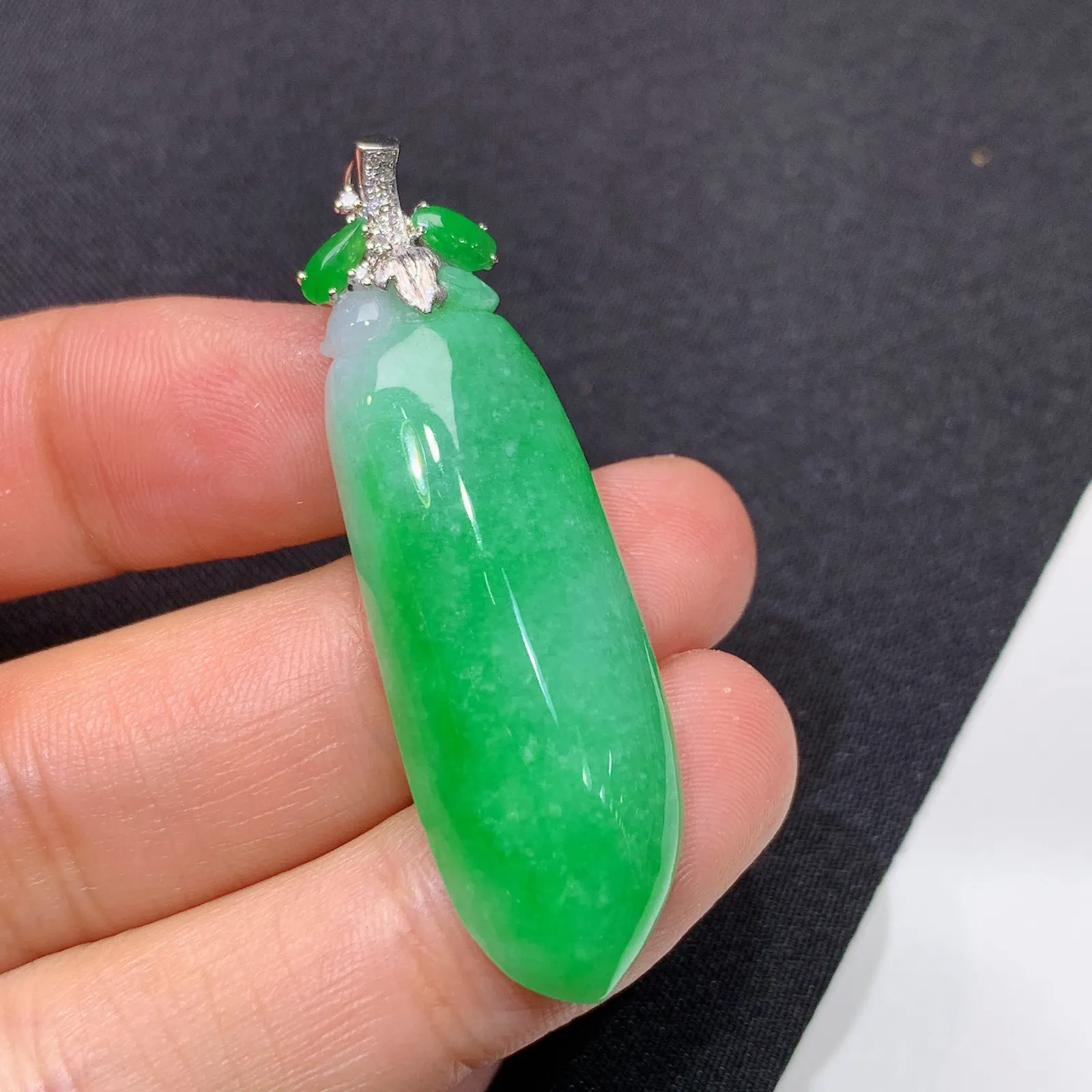 飘绿福瓜吊坠，18k金镶嵌，冰润色阳，玉质细腻，种水足 尺寸45.2*13.9*6.4