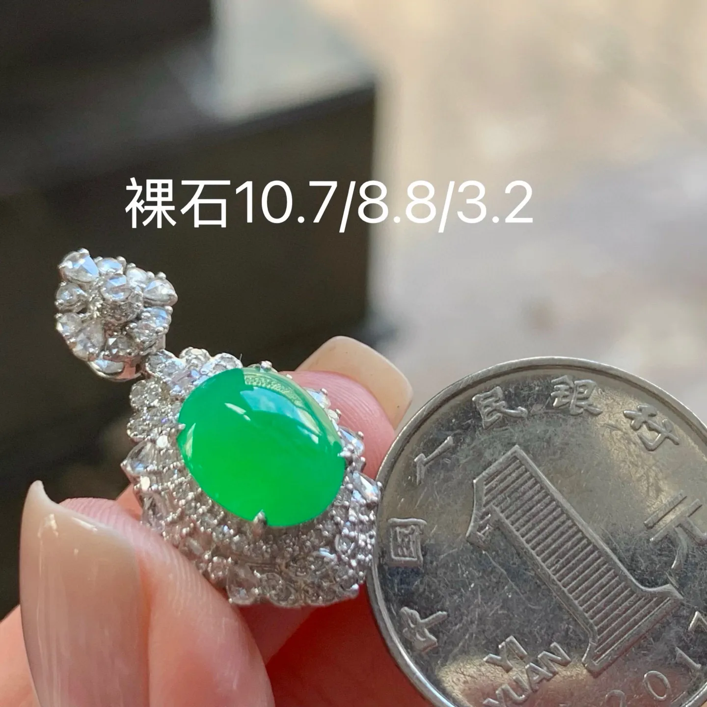 满色挂坠
真金镶嵌 精致