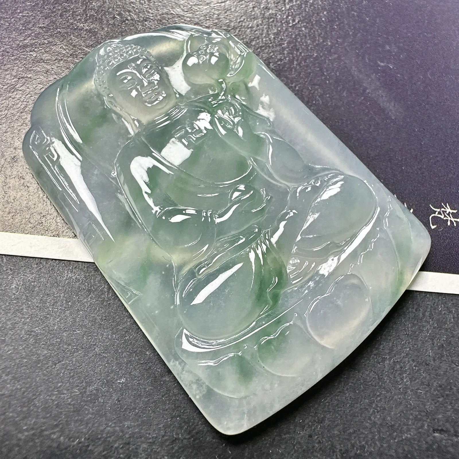 【冰种飘花大日如来佛牌】质地细腻，通透度上佳，冰感十足。