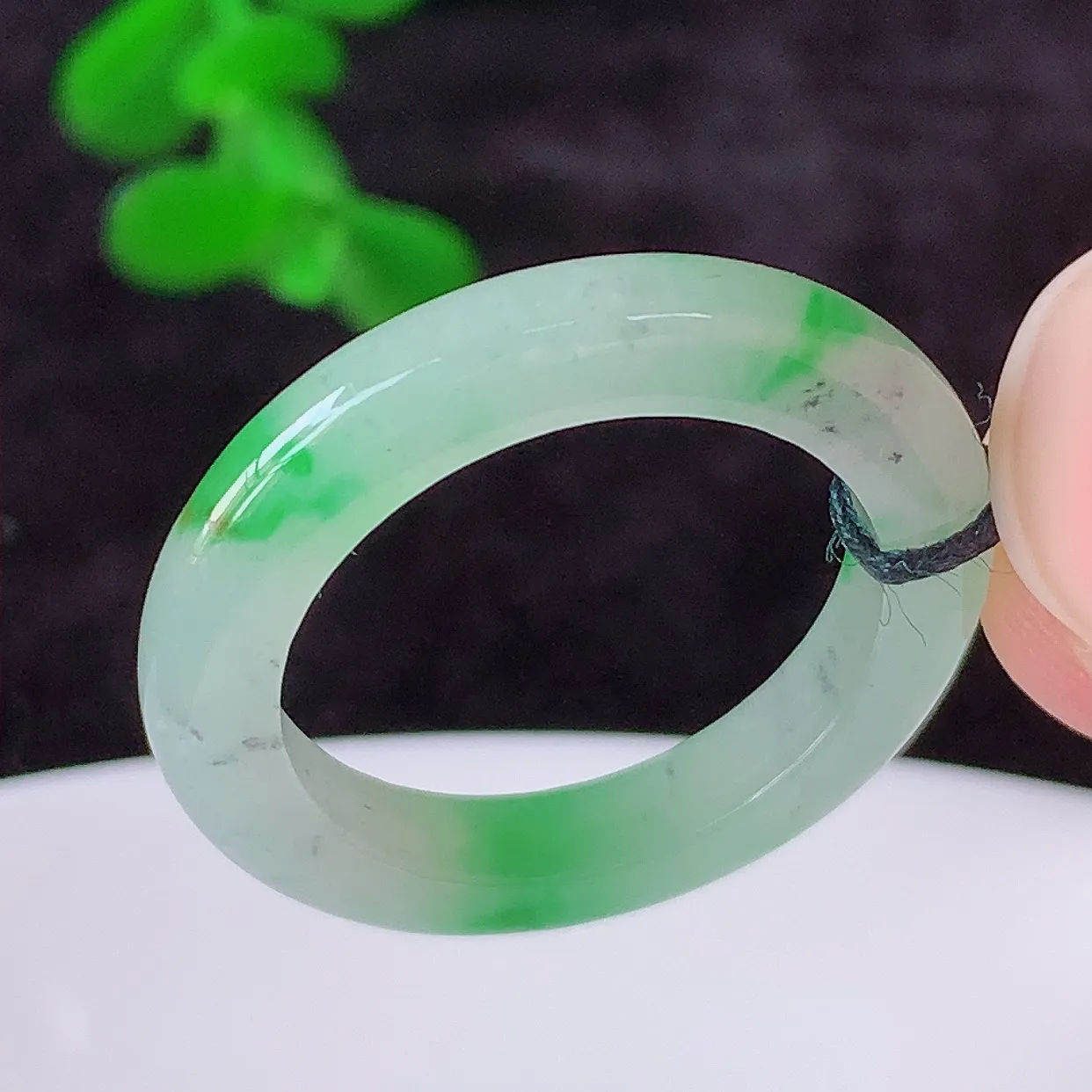 自然光实拍，冰润冰飘阳绿17.5mm内径翡翠指环，玉戒指，玉质莹润，好精美好冰润的指环，15圈口，上