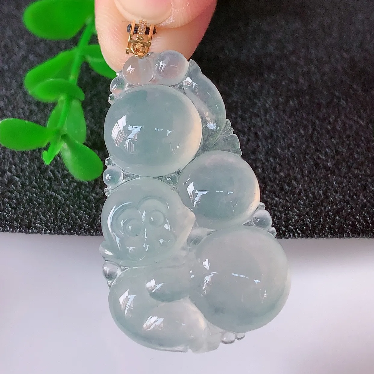 自然光实拍，18k金镶嵌冰种翡翠生肖猴子吊坠，沁人心脾，精致典雅的设计，为佩戴者，增添色彩，送礼自留都是佳品选择！#3.24整体42.8*裸石36.5*22*6