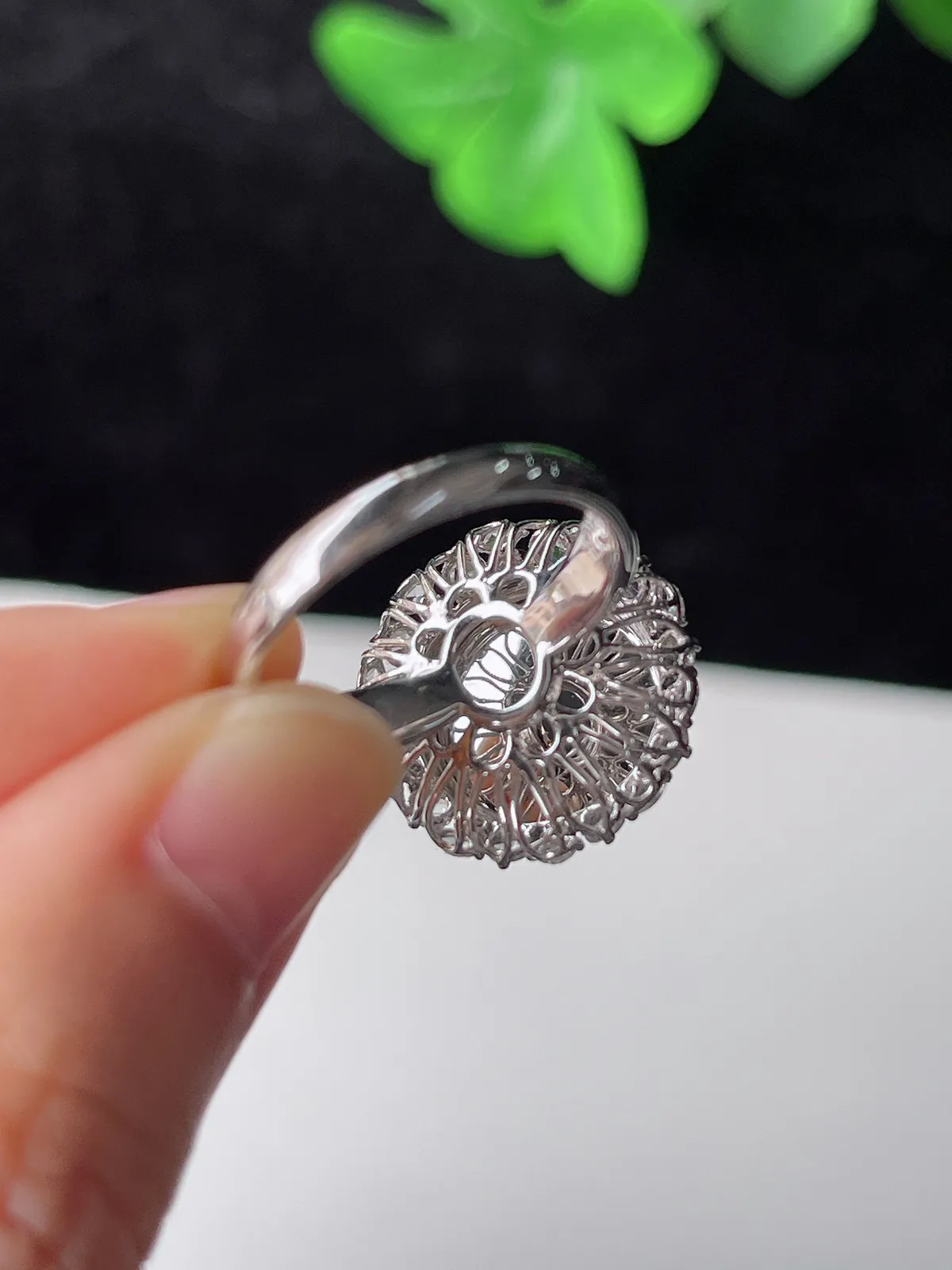 翡翠冰糯种浅绿色戒指