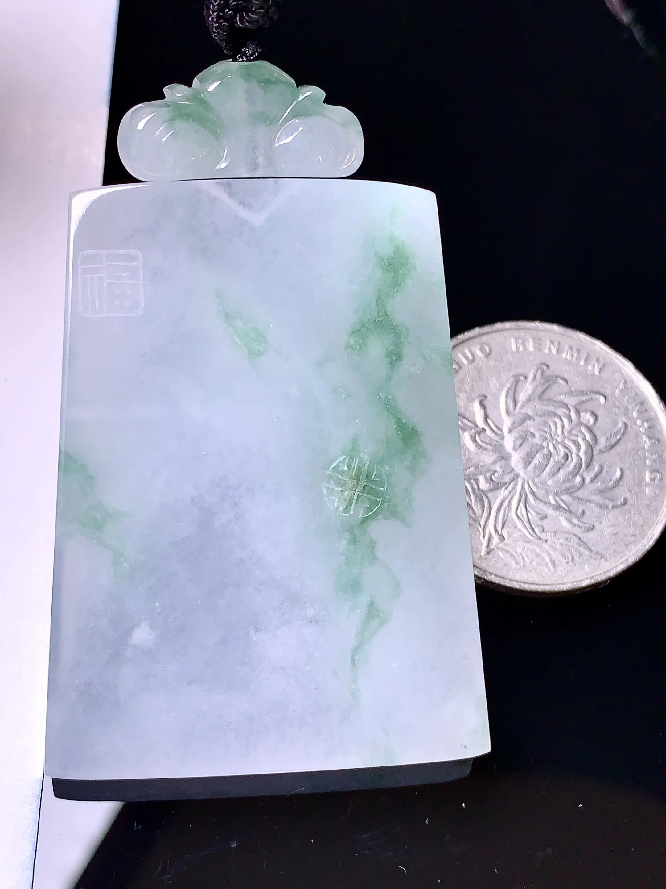 飘绿无事牌吊坠 玉质细腻 水润亮眼  整体尺寸45*33.5*5.2