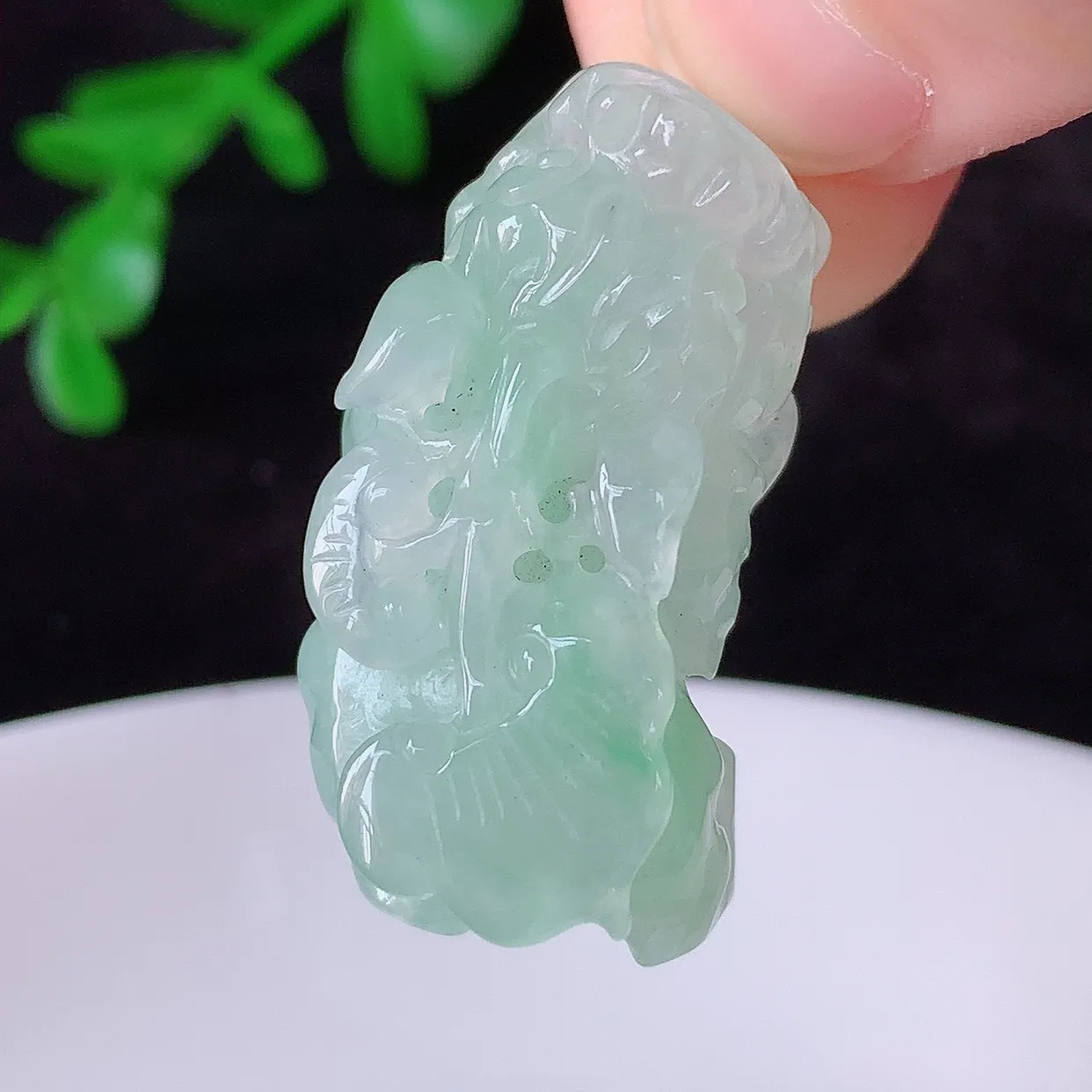 自然光实拍，冰润冰糯种飘绿翡翠招财貔貅吊坠，民间有“一摸貔貅运程旺盛，再摸貔貅财运滚滚，三摸貔貅平步