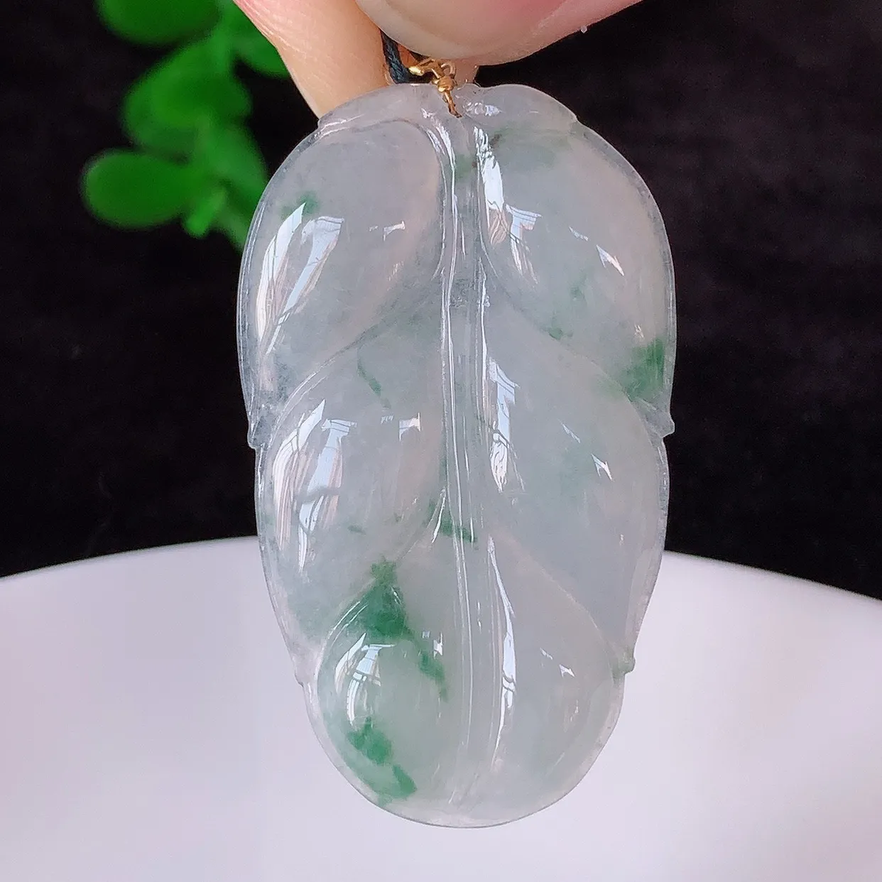 自然光实拍，18K金镶嵌冰种飘花翡翠叶子吊坠，寓意“大业有成，一夜成名，金枝玉叶”水润叶子，翡翠叶子