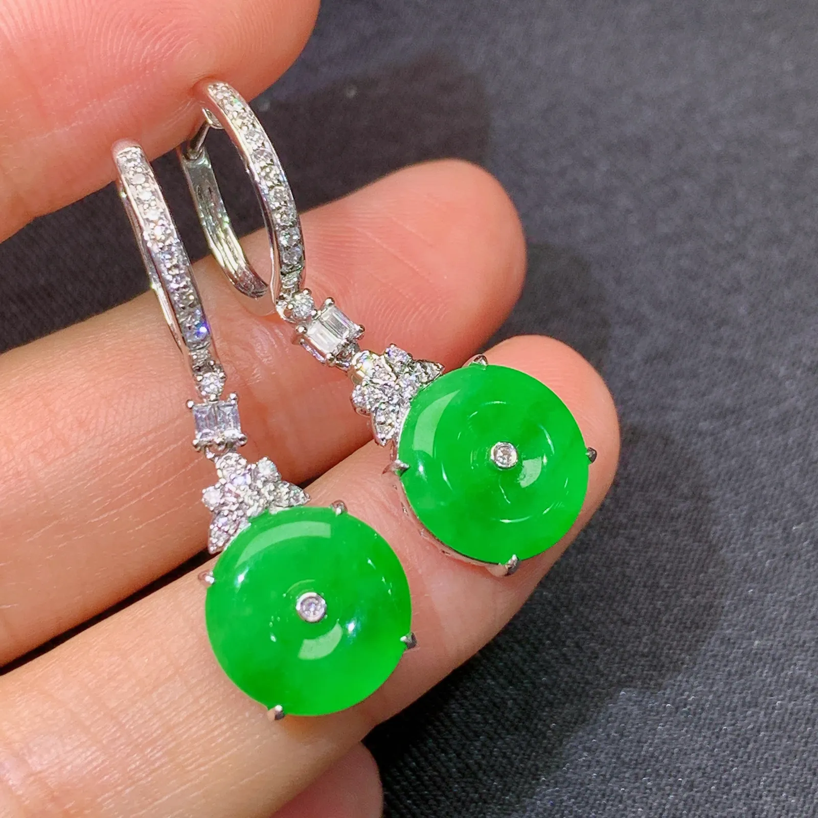 阳绿平安扣耳坠，18k金镶嵌，简约时尚，冰润色阳，种水足 尺寸10.7*2