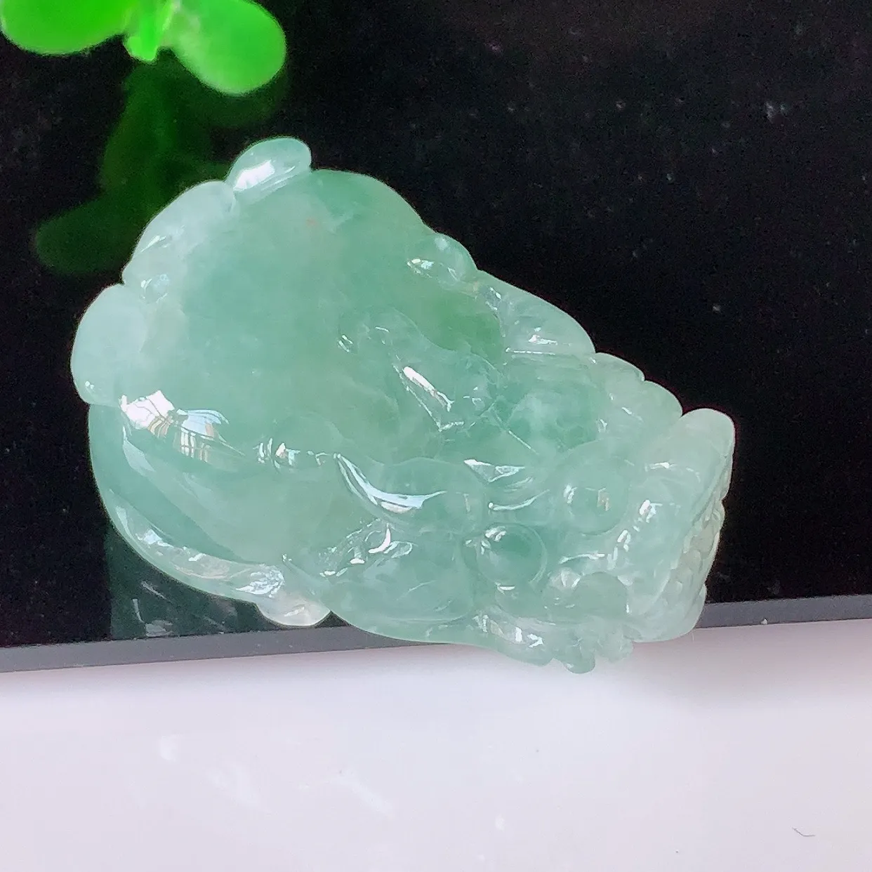 自然光实拍，冰润冰飘绿翡翠招财貔貅吊坠，民间有“一摸貔貅运程旺盛，再摸貔貅财运滚滚，三摸貔貅平步青云 ”的美好祝愿。#46.24