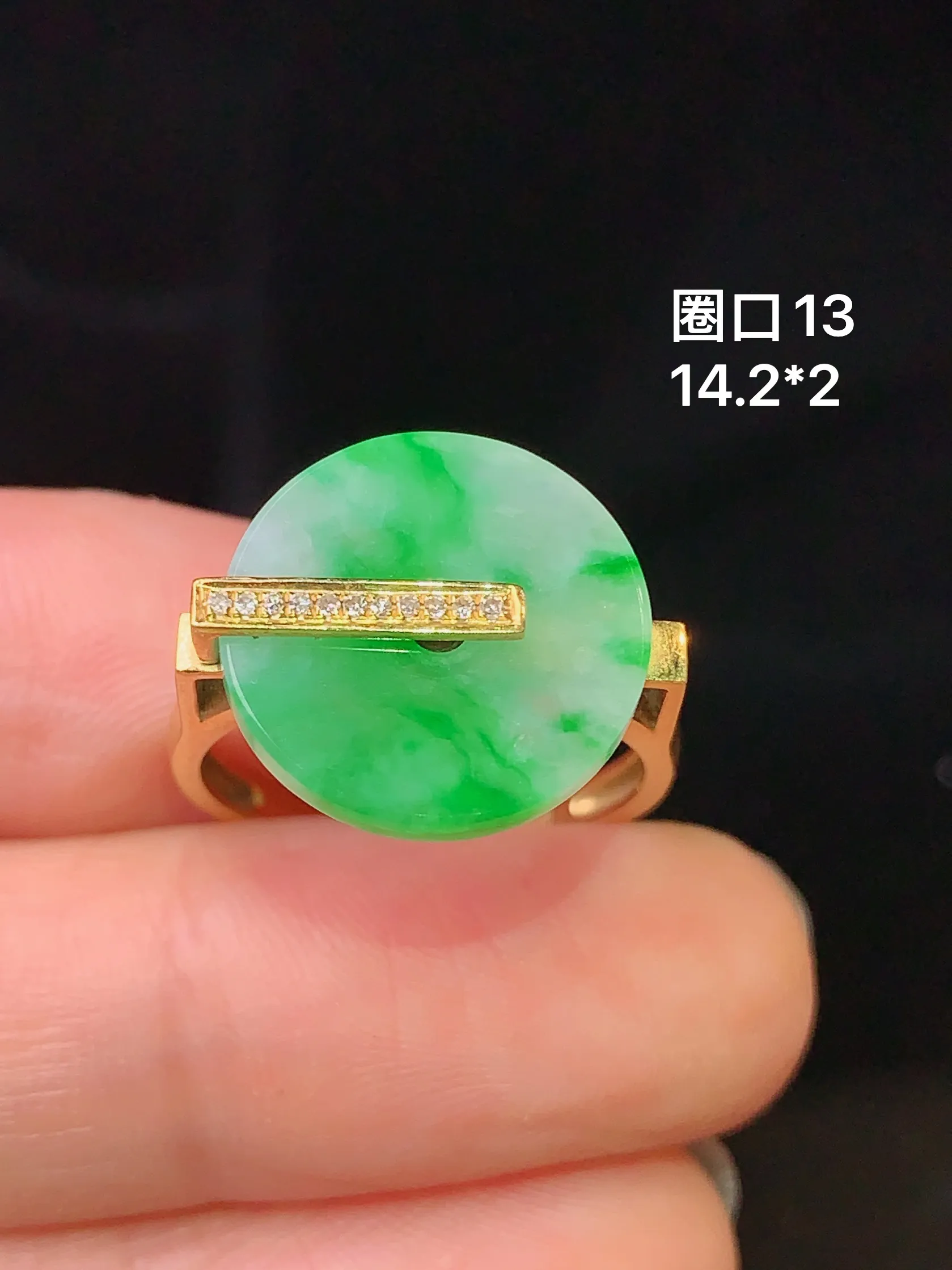 18k金钻镶嵌飘绿圆牌戒指 玉质细腻 水润亮眼  圈口13 整体尺寸14.2*2