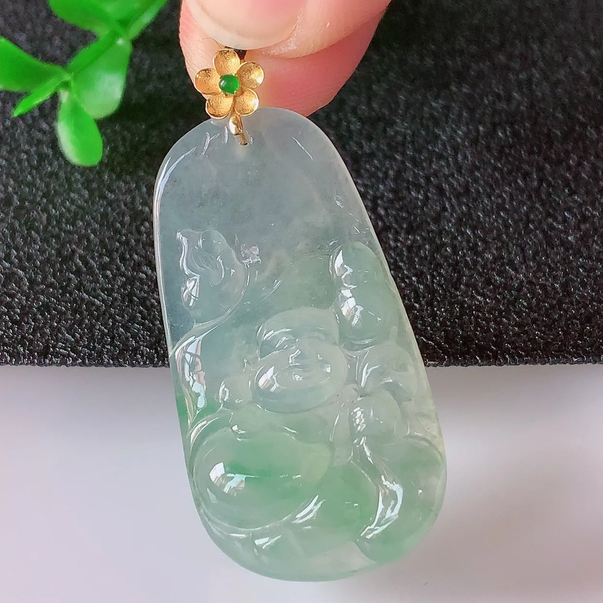 自然光实拍，18K金镶嵌冰种飘绿翡翠冰胶逍遥布袋佛吊坠，代代有钱，水足丰盈，盈满欢喜，配戴送礼佳品！#1.24整体39*裸石34.5*18.8*5.5