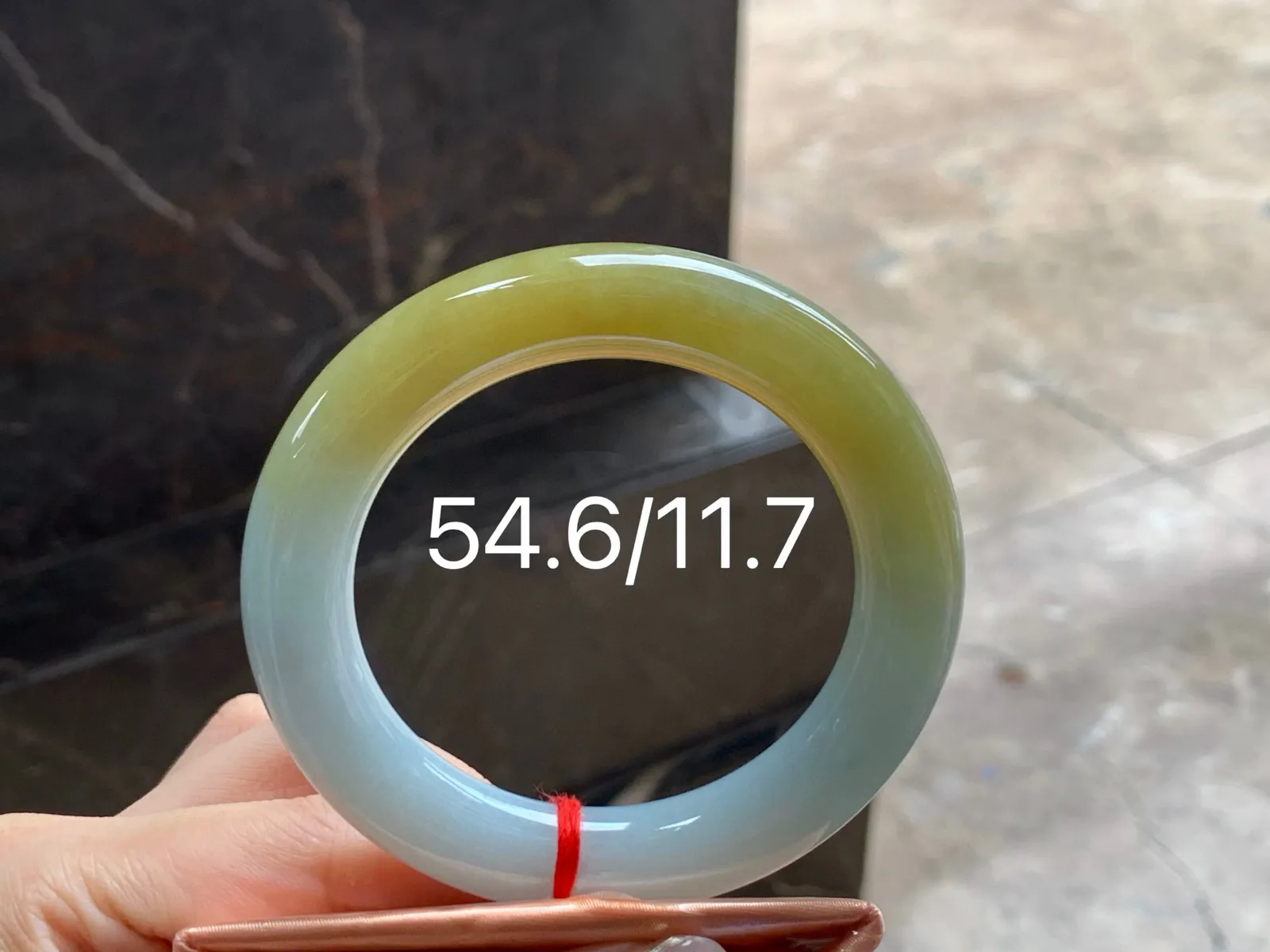 种黄翡福镯
玉质细腻 54.6/11.7mm