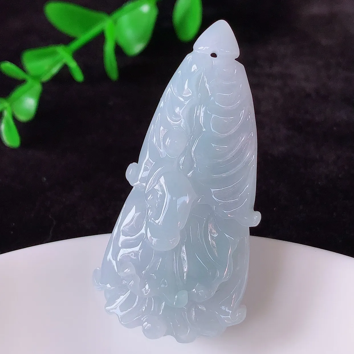 自然光实拍，冰润冰糯种紫罗兰翡翠招百财白菜吊坠，百财聚来，财源滚滚，色泽鲜艳，精工水润的白菜，性价比高！#41.24
