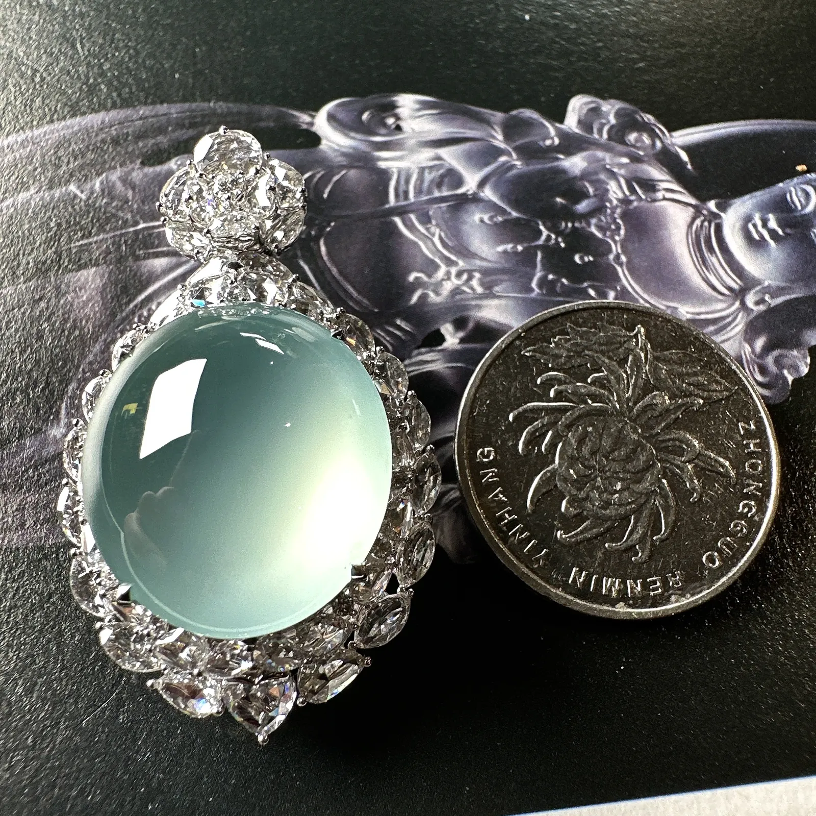 【玻璃种天空蓝大蛋面】鸽子蛋，珍藏品，晶莹剔透，起强荧光，冰润动人。18k金钻镶嵌，裸石尺寸20.9*18.8*10.5毫米
