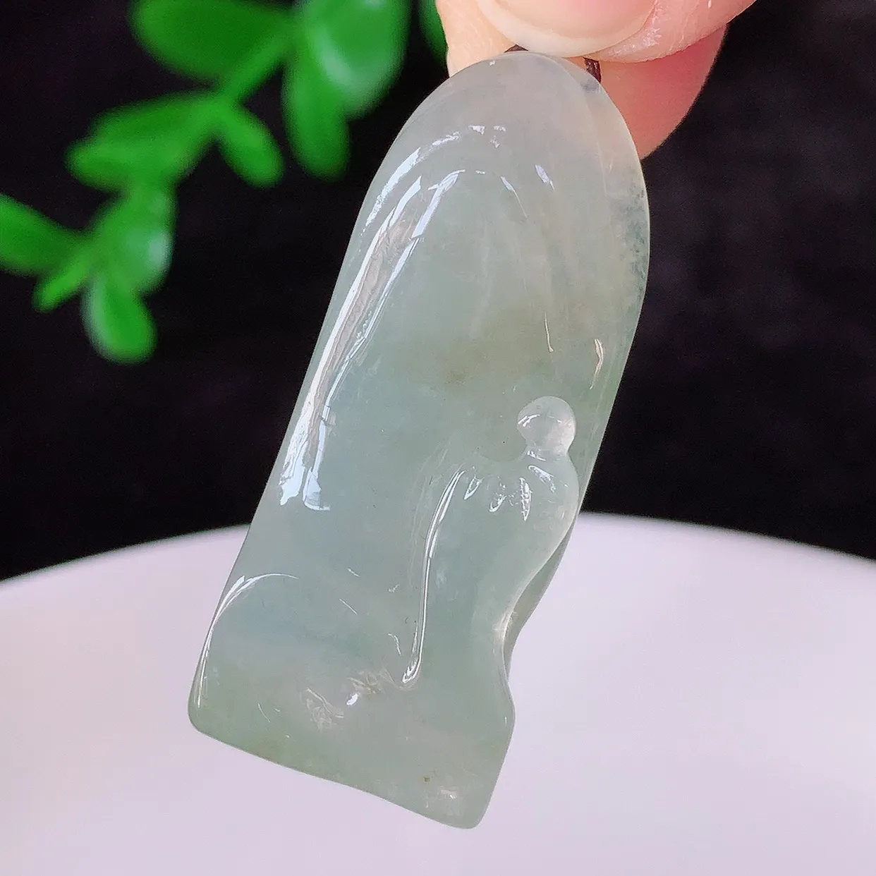 自然光实拍，冰润冰黄翡翡翠悟道吊坠，翡翠悟道寓意“祥和，安宁，吉祥，幸福”，佩戴效果优雅迷人，性价比