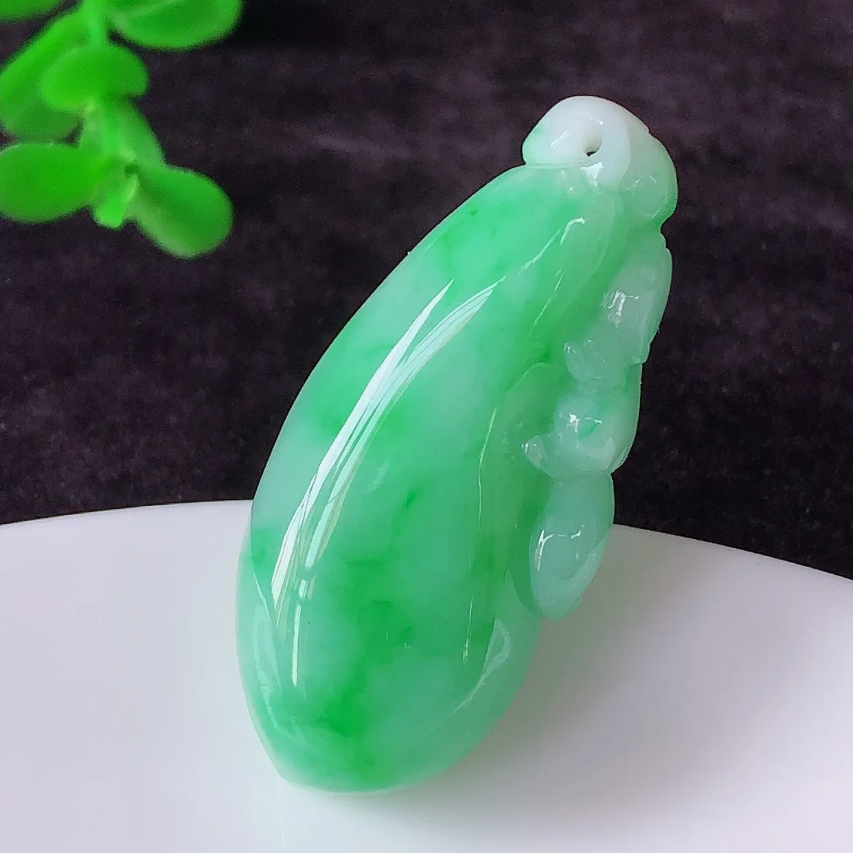 自然光实拍，冰润冰糯种飘阳绿翡翠招财福瓜吊坠，翡翠福瓜招财瓜，冰润且起胶感，佩戴效果优雅迷人！#05.24