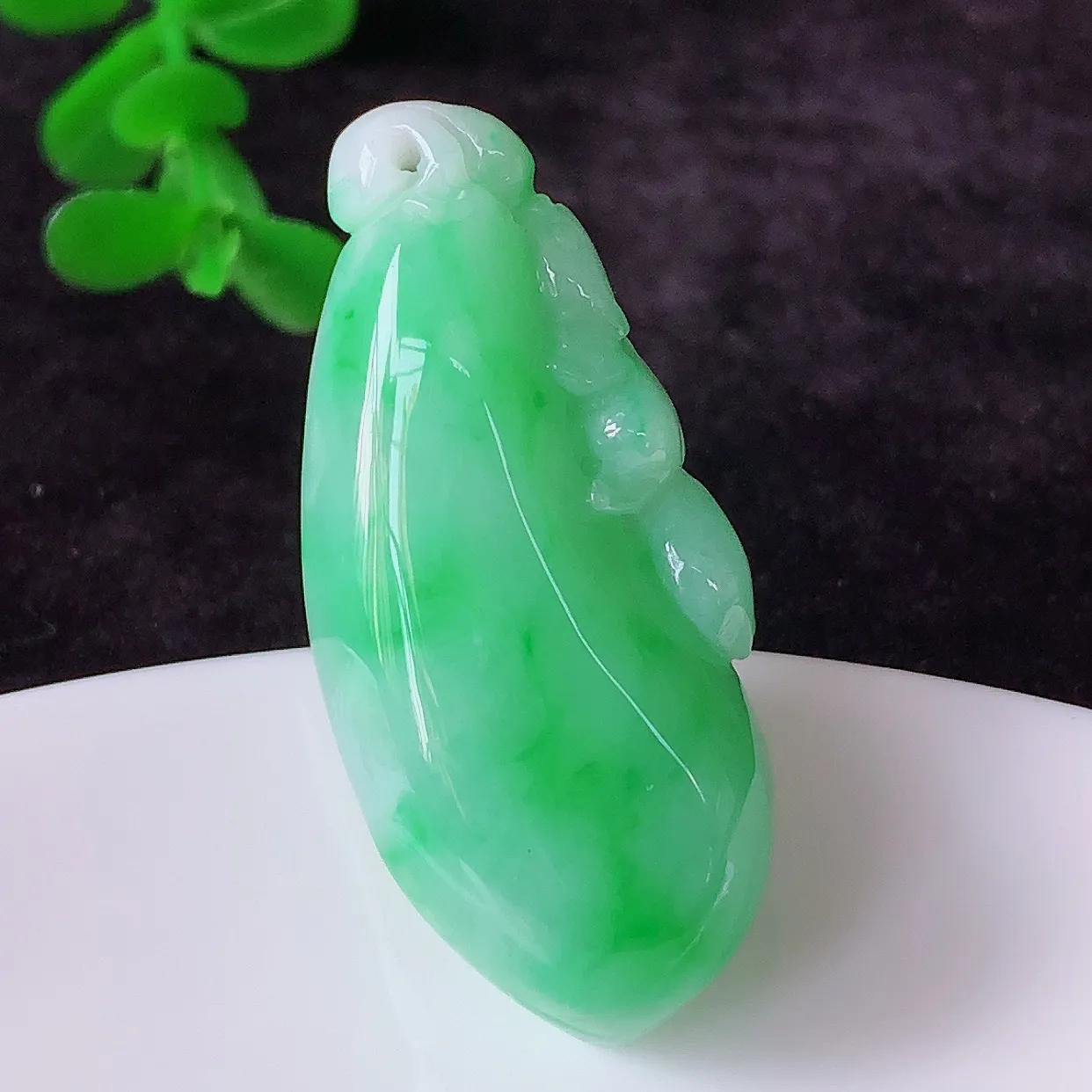 自然光实拍，冰润冰糯种飘阳绿翡翠招财福瓜吊坠，翡翠福瓜招财瓜，冰润且起胶感，佩戴效果优雅迷人！#05