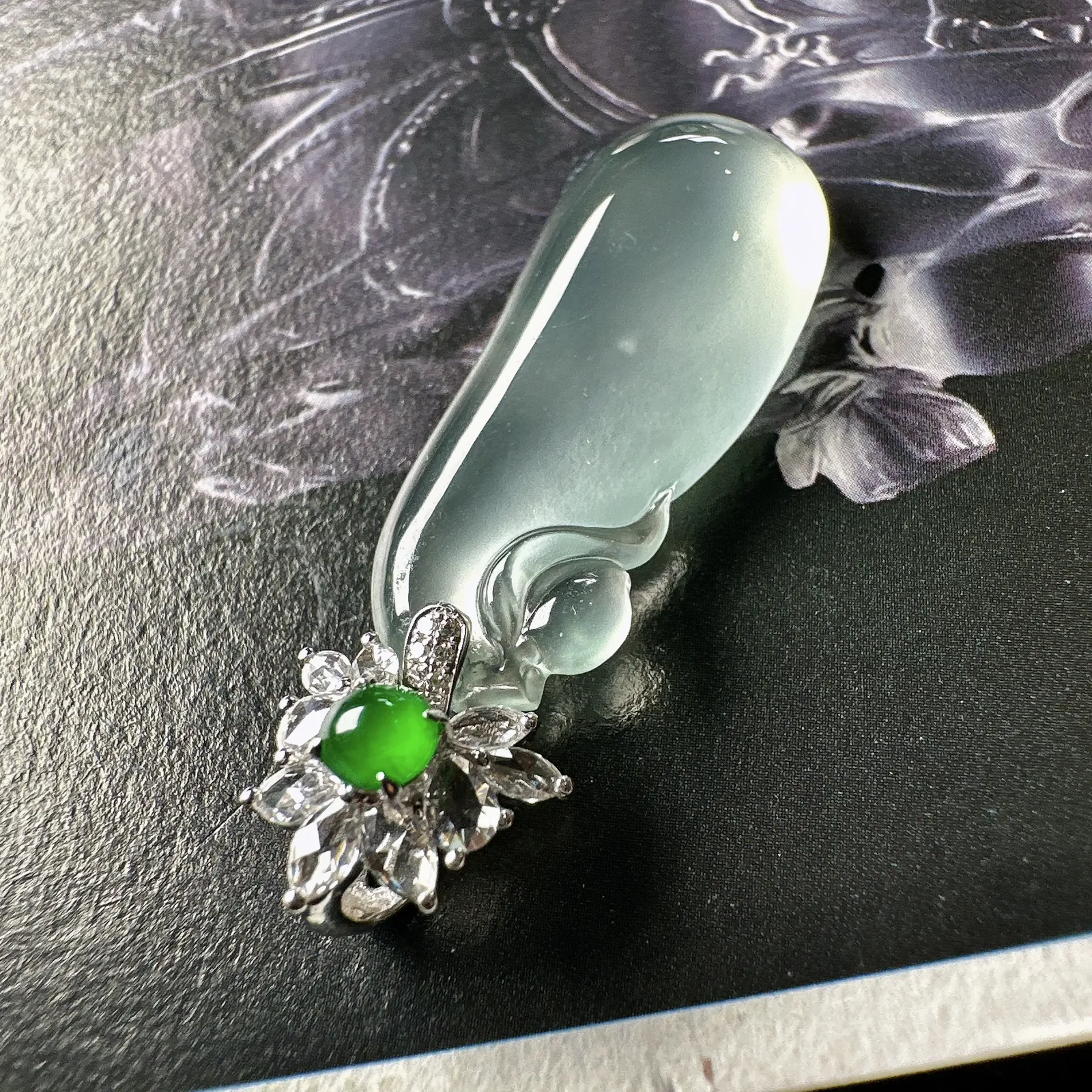 【玻璃种福瓜吊坠】种水上乘，晶莹剔透，纯净通透，莹光感很强。18k金钻镶嵌，裸石尺寸30.3*12.4*6.2毫米