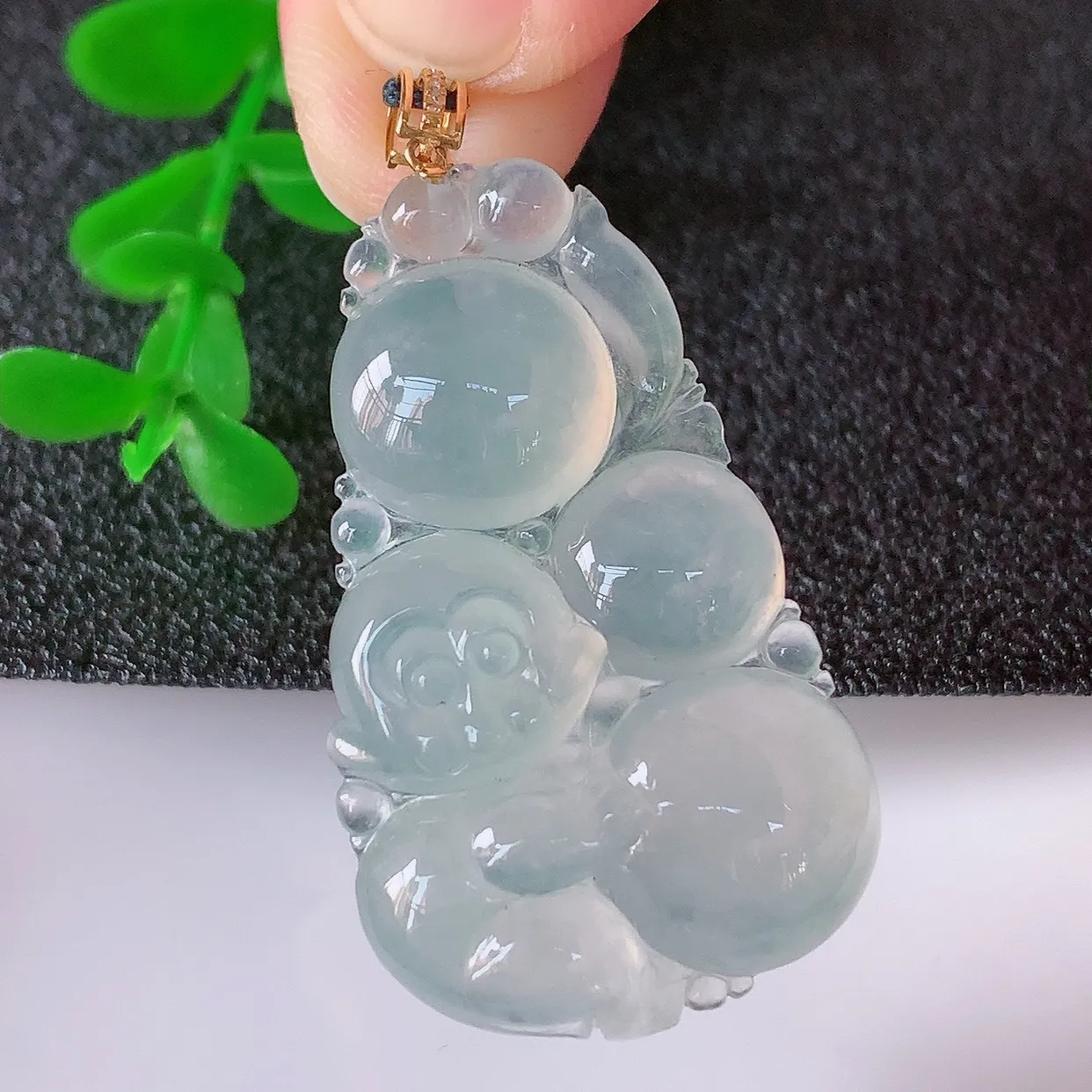 自然光实拍，18k金镶嵌冰种翡翠生肖猴子吊坠，沁人心脾，精致典雅的设计，为佩戴者，增添色彩，送礼自留都是佳品选择！#3.24整体42.8*裸石36.5*22*6