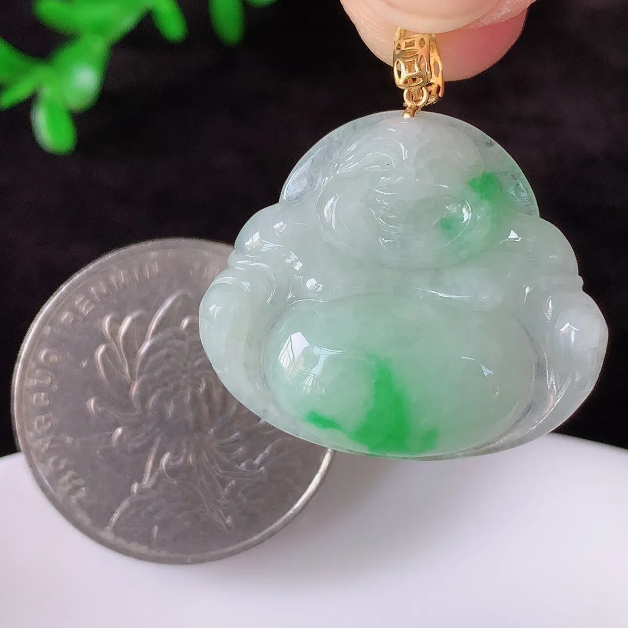 自然光实拍，18K金镶嵌冰润冰糯种飘阳绿翡翠佛公吊坠，饱满， 佛公亦保平安，寓意有福（佛公）相伴，配戴优雅迷人！#35.24