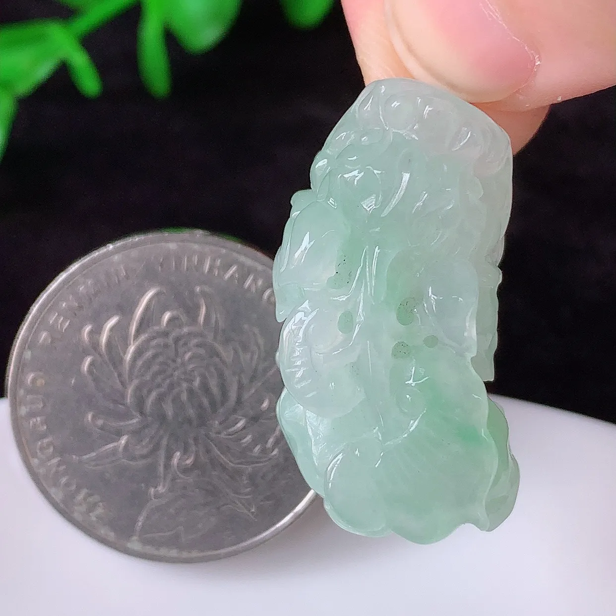 自然光实拍，冰润冰糯种飘绿翡翠招财貔貅吊坠，民间有“一摸貔貅运程旺盛，再摸貔貅财运滚滚，三摸貔貅平步青云 ”的美好祝愿。#57.24