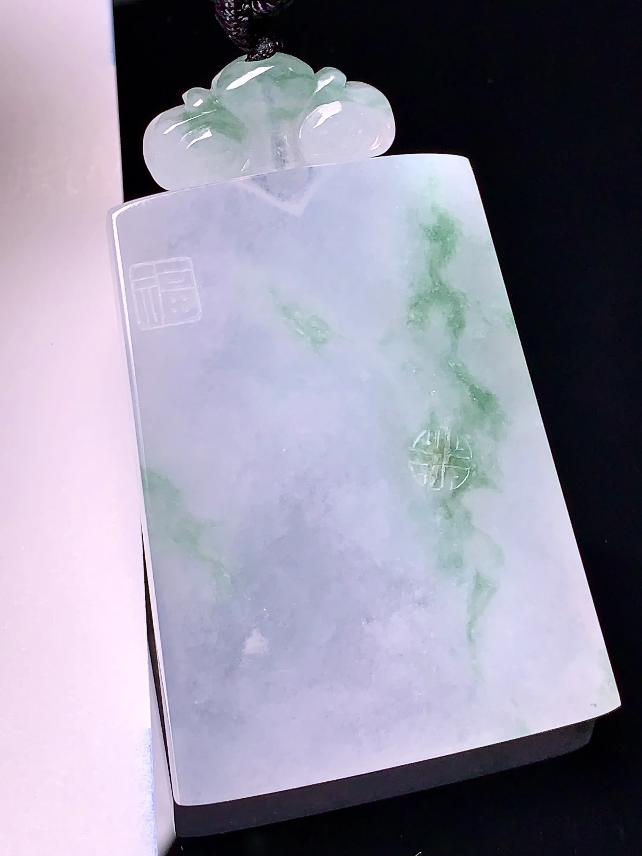 飘绿无事牌吊坠 玉质细腻 水润亮眼  整体尺寸45*33.5*5.2