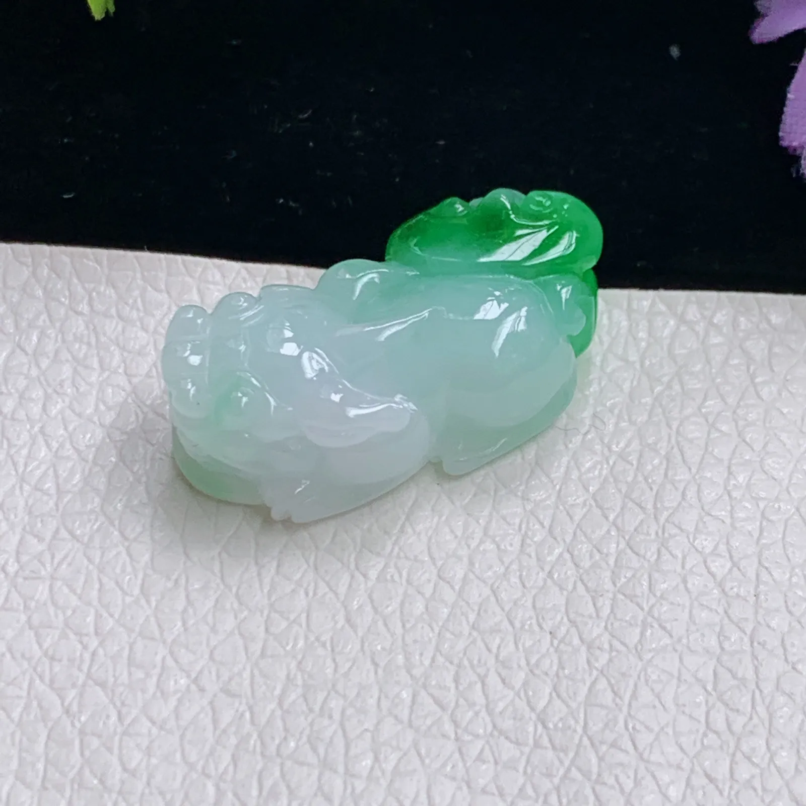px实拍28.9*14.5*8.8天然翡翠精雕冰胶飘绿小貔貅玉吊坠玉皮休