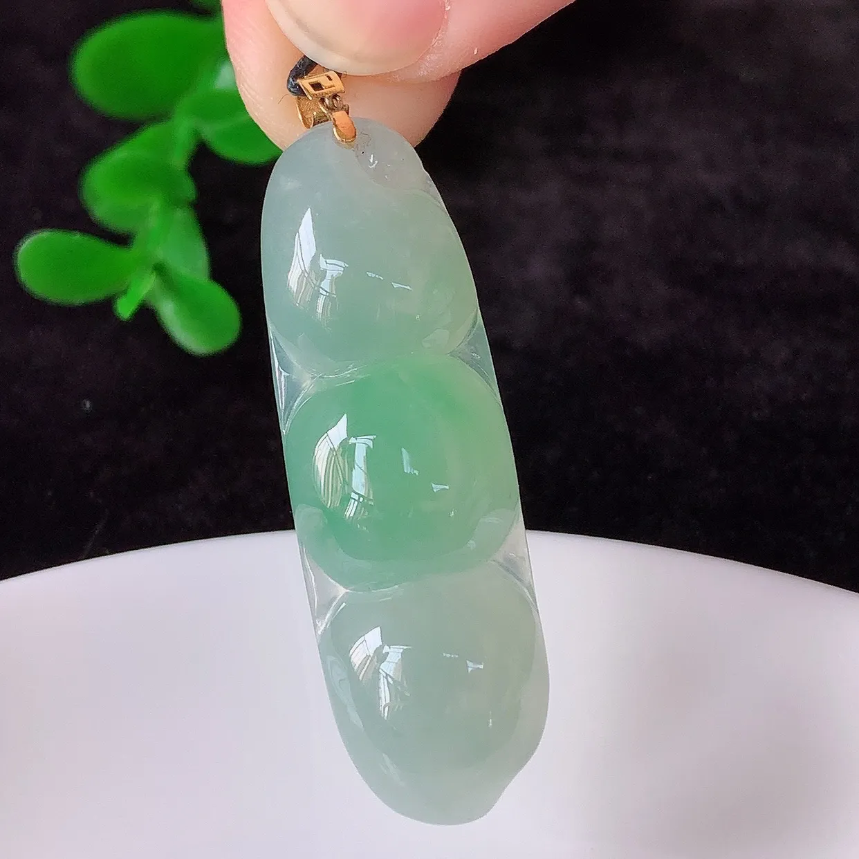 自然光实拍，18K金镶嵌冰飘绿翡翠四季豆吊坠，平安豆福豆玉坠，冰润通透，豆粒饱满，寓意：豆蔻年华！#