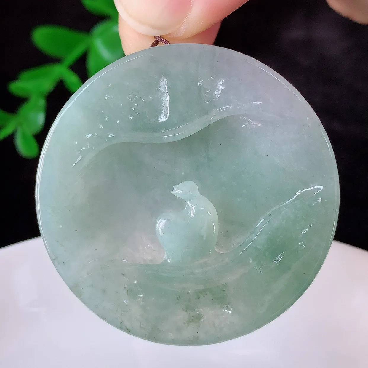 自然光实拍，冰润冰糯种飘绿翡翠悟道吊坠，翡翠悟道寓意“祥和，安宁，吉祥，幸福”，佩戴效果优雅迷人，性价比超高！#60.24
