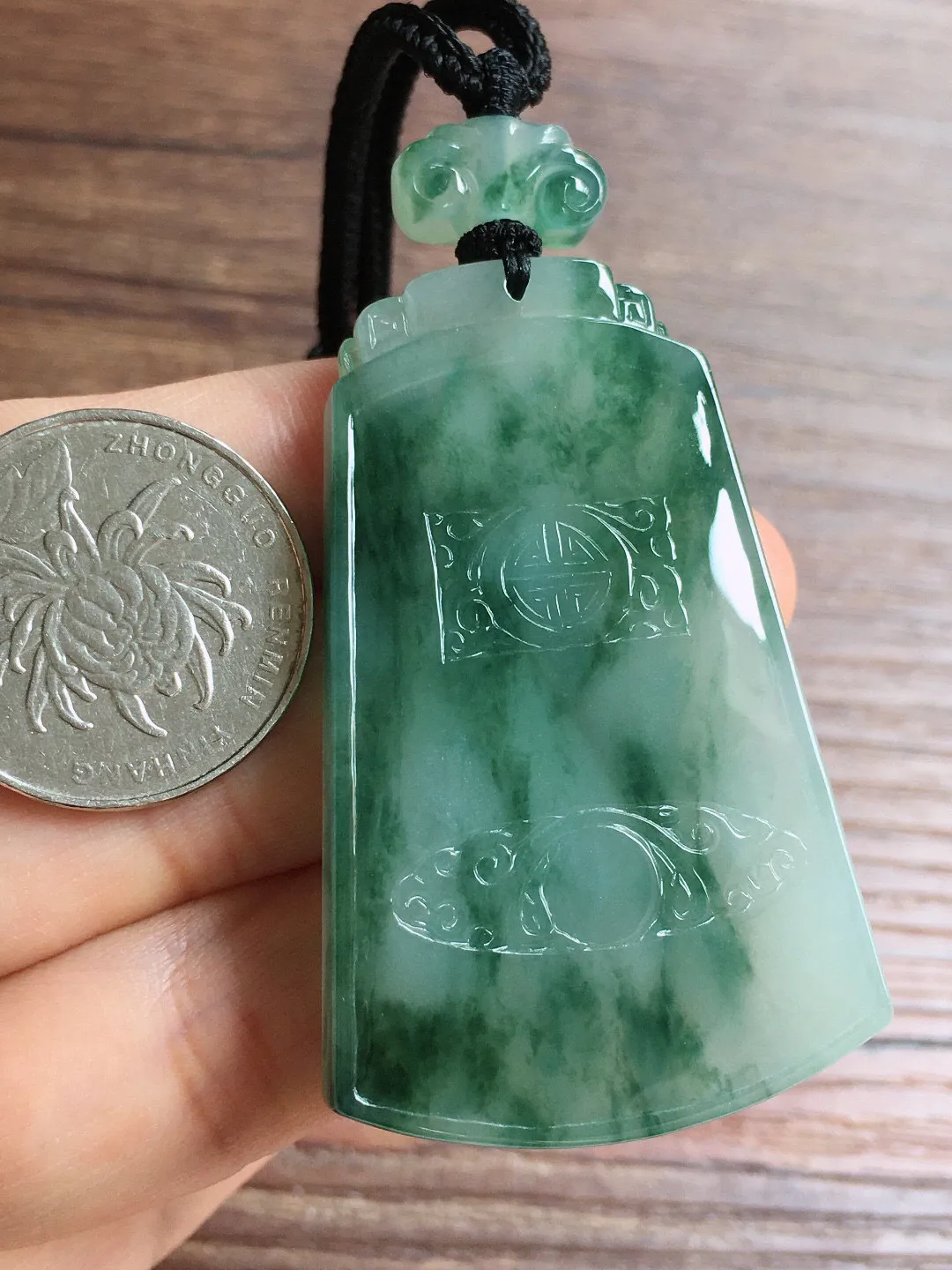 冰飘花无事牌，冰润细腻，厚装种老，种水好，整体尺寸55.2*34.3*6.3