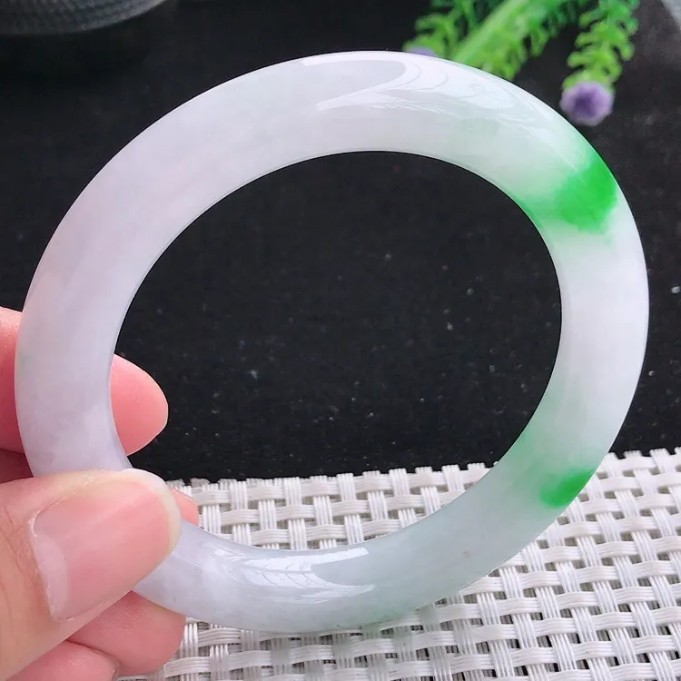 自然光57.5/10.5/10.8老坑冰润水灵白底青飘辣阳绿圆条手镯翡翠玉镯美人镯