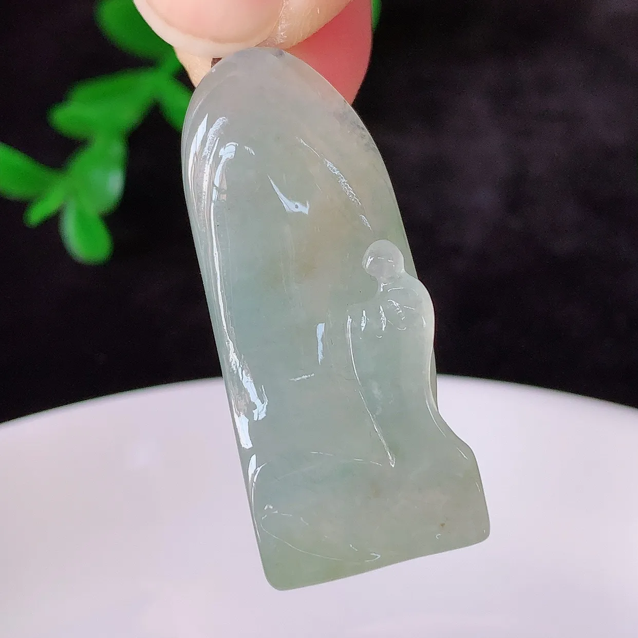自然光实拍，冰润冰黄翡翡翠悟道吊坠，翡翠悟道寓意“祥和，安宁，吉祥，幸福”，佩戴效果优雅迷人，性价比超高！#60.24