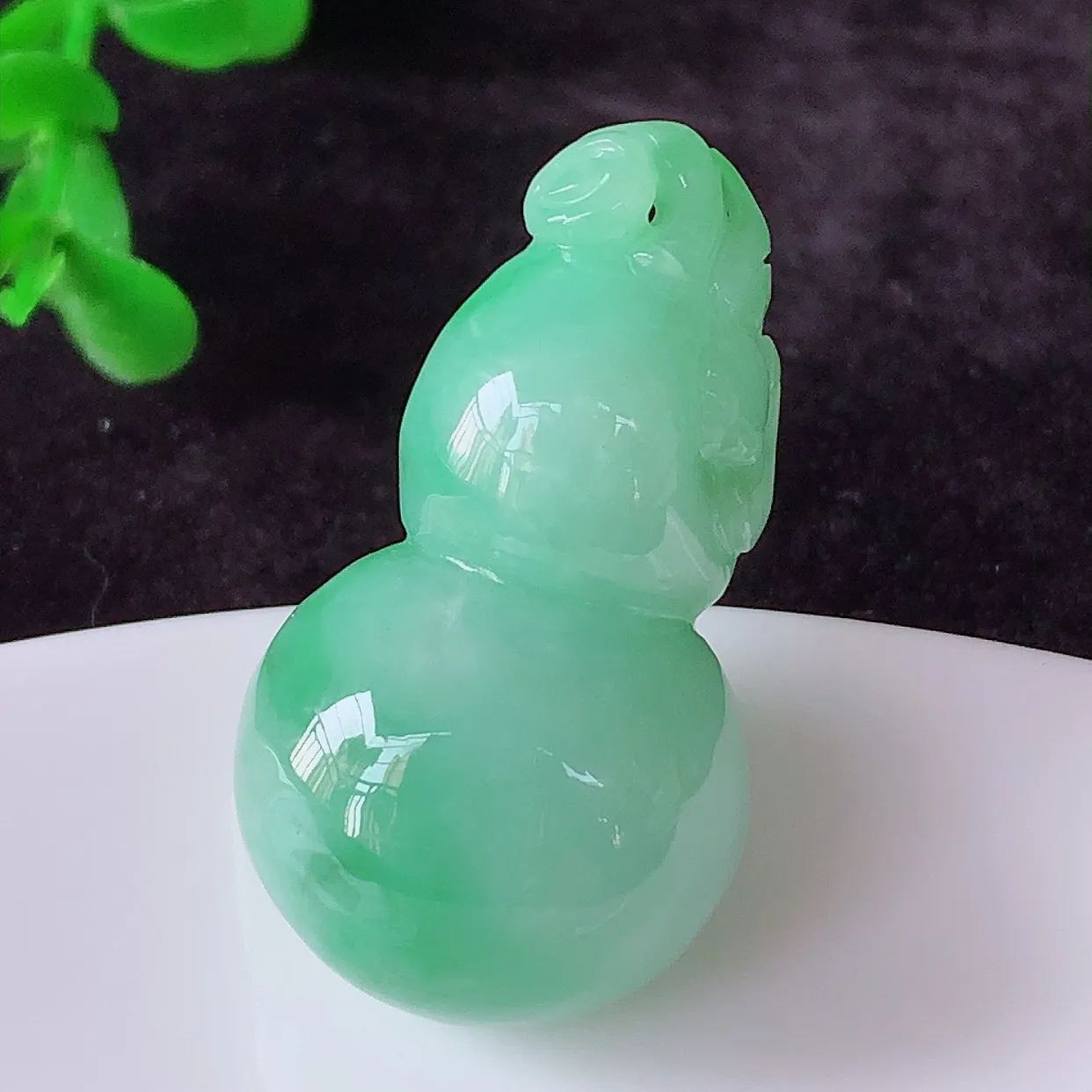 自然光实拍，厚装冰润冰糯种飘绿翡翠葫芦吊坠，葫芦寓意福禄双全，财源滚滚，饱满，清新脱俗，佩戴效果优雅迷人！#05.24