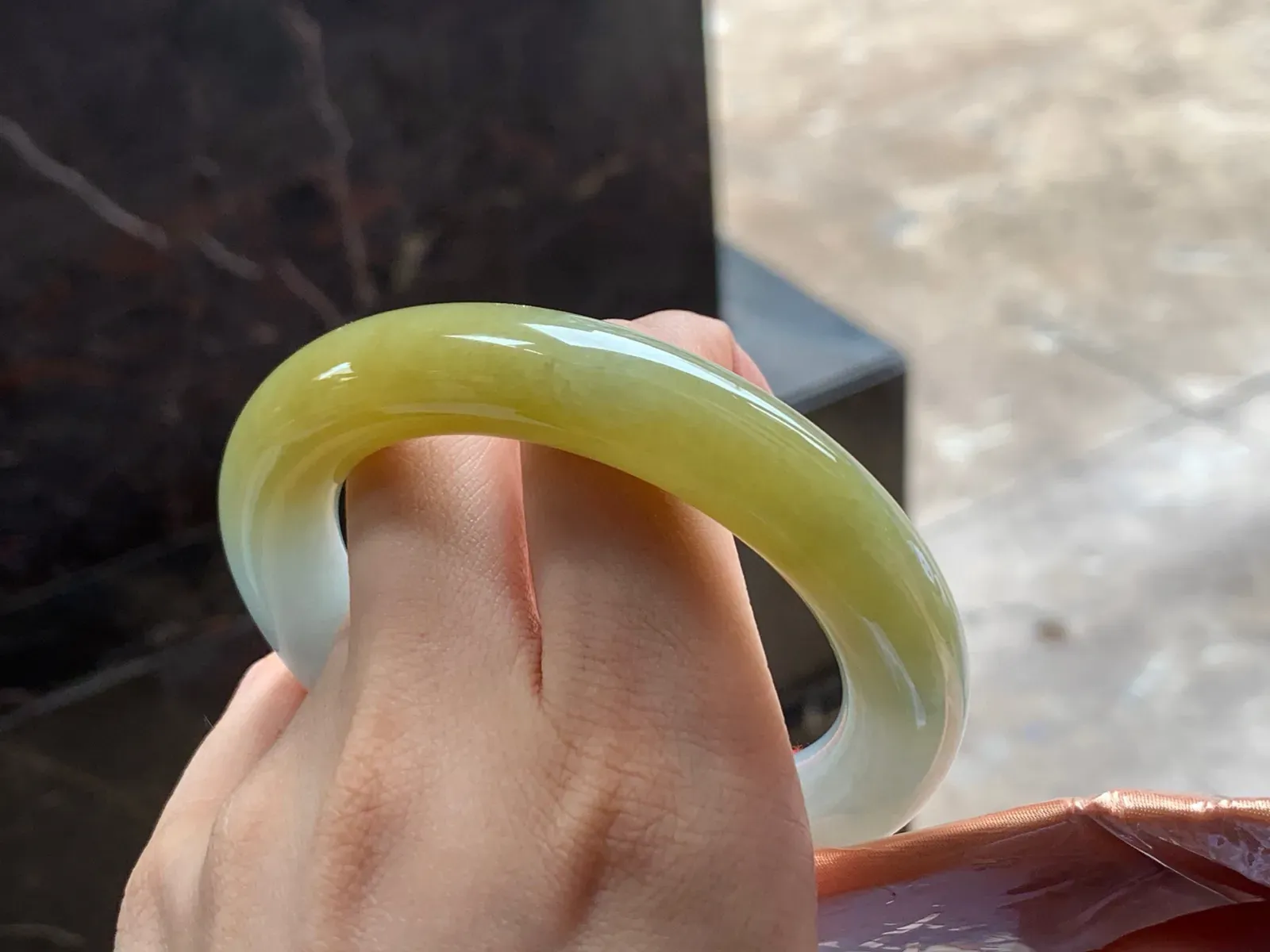 种黄翡福镯
玉质细腻 54.6/11.7mm