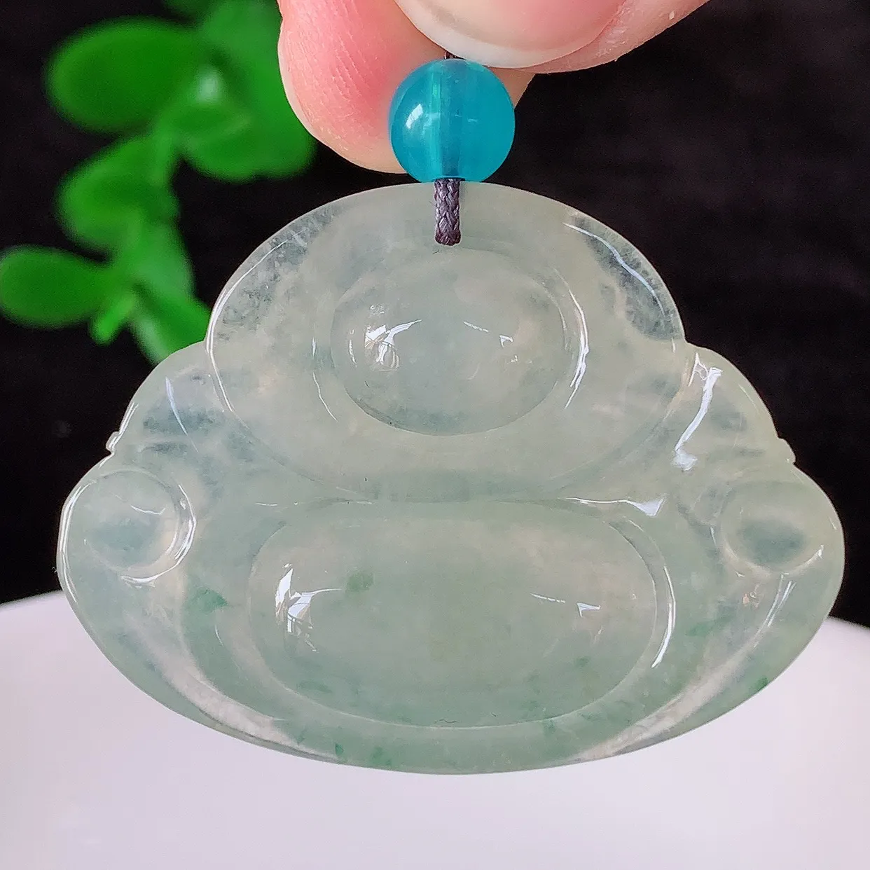 自然光实拍，冰润冰种翡翠佛公吊坠，饱满， 佛公亦保平安，寓意有福（佛公）相伴，配戴优雅迷人！#41.24