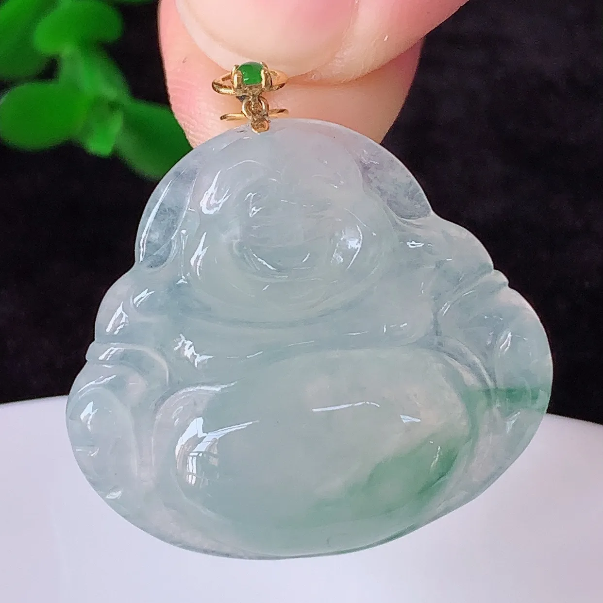 自然光实拍，18K金镶嵌冰种飘花翡翠佛公吊坠，冰透饱满， 佛公亦保平安，寓意有福（佛公）相伴，品相佳，配戴优雅迷人！#00.24