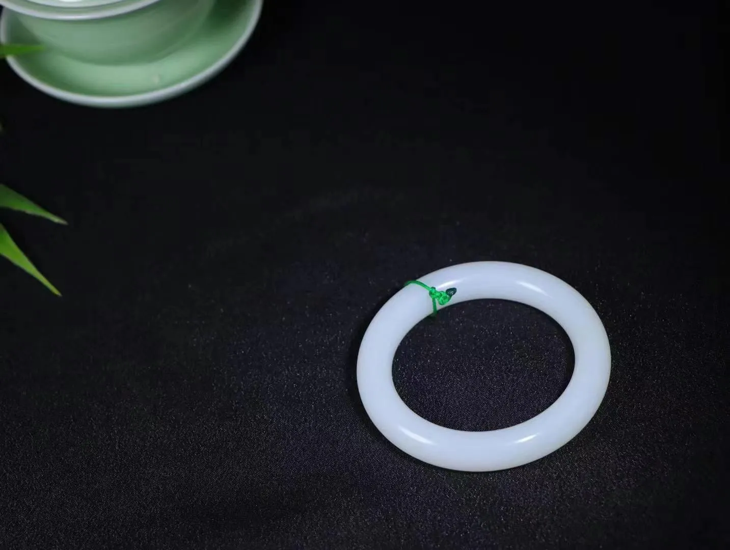 【情有独钟】

羊脂玉手镯 优雅圆条 白度佳 工艺上乘，玉质温润细腻 油性十足 款式精美 手感舒适，高华雅逸，线条流畅，简约大气，美自天成，素雅高贵。佩戴于腕间，婉约之美，举手投足间透出那低调奢华。

重60.6克 圈口55 尺寸55-12-10.5mm   I27224406725