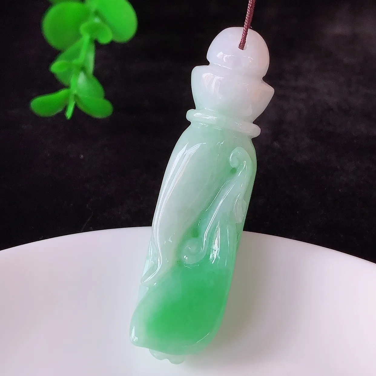 自然光实拍，冰润冰糯种飘阳绿翡翠佛手吊坠，种老水足，翠色灵动，寓意美好，佩戴时尚出众！#46.24