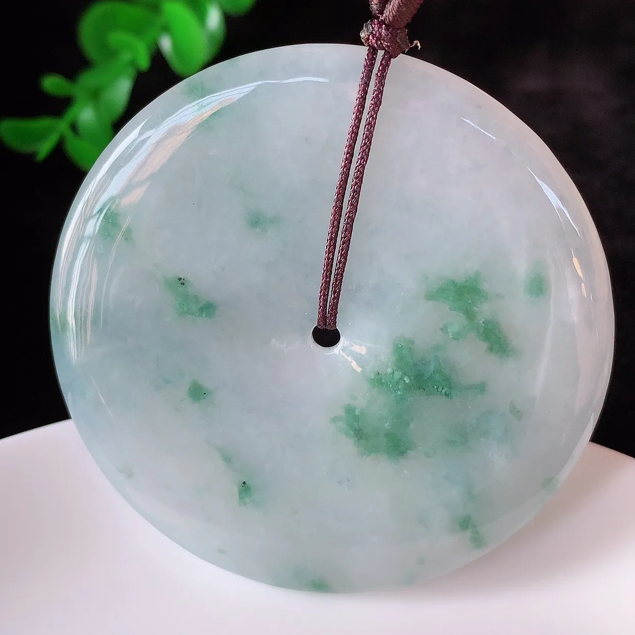 自然光实拍，大件冰糯种飘绿花翡翠平安扣吊坠，翡翠平安扣，冰透，灵动飘逸，寓意平平安安，平安扣佩戴端庄漂亮！#46.24