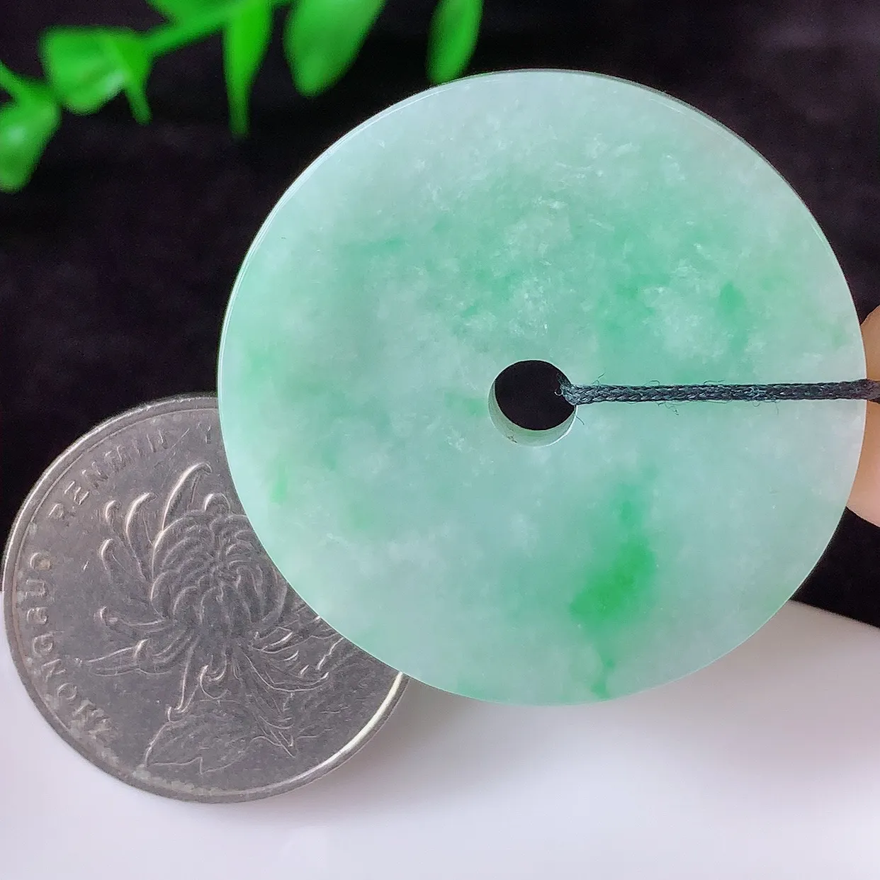 自然光实拍，冰糯种飘阳绿翡翠平安扣吊坠，翡翠平安扣，冰透，灵动飘逸，寓意平平安安，平安扣佩戴端庄漂亮！#57.24