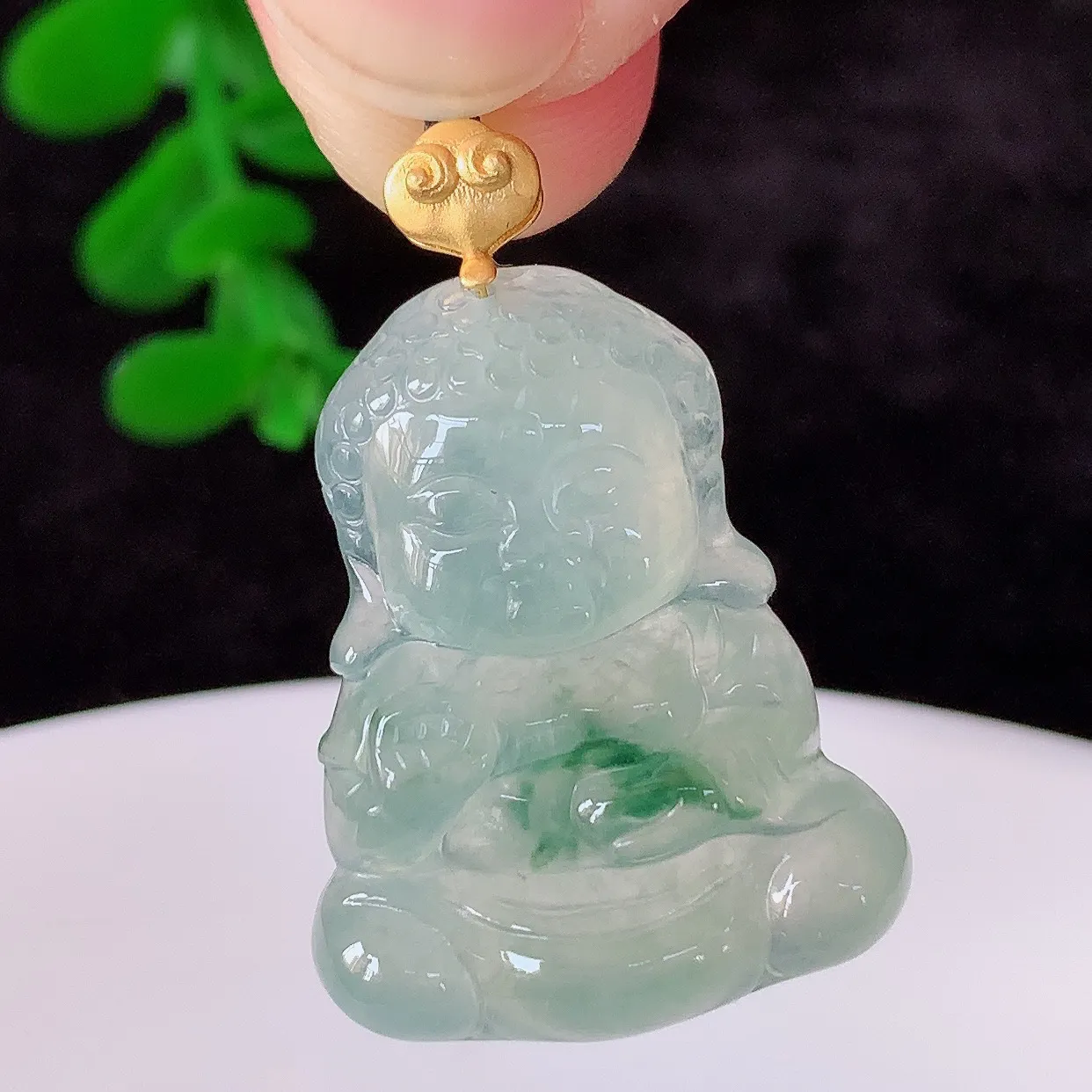 自然光实拍，18k金镶嵌冰种飘花翡翠宝宝佛吊坠，沁人心脾，精致典雅的设计，为佩戴者，增添色彩，送礼自留都是佳品选择！#01.24整体31*裸石25.6*20*6
