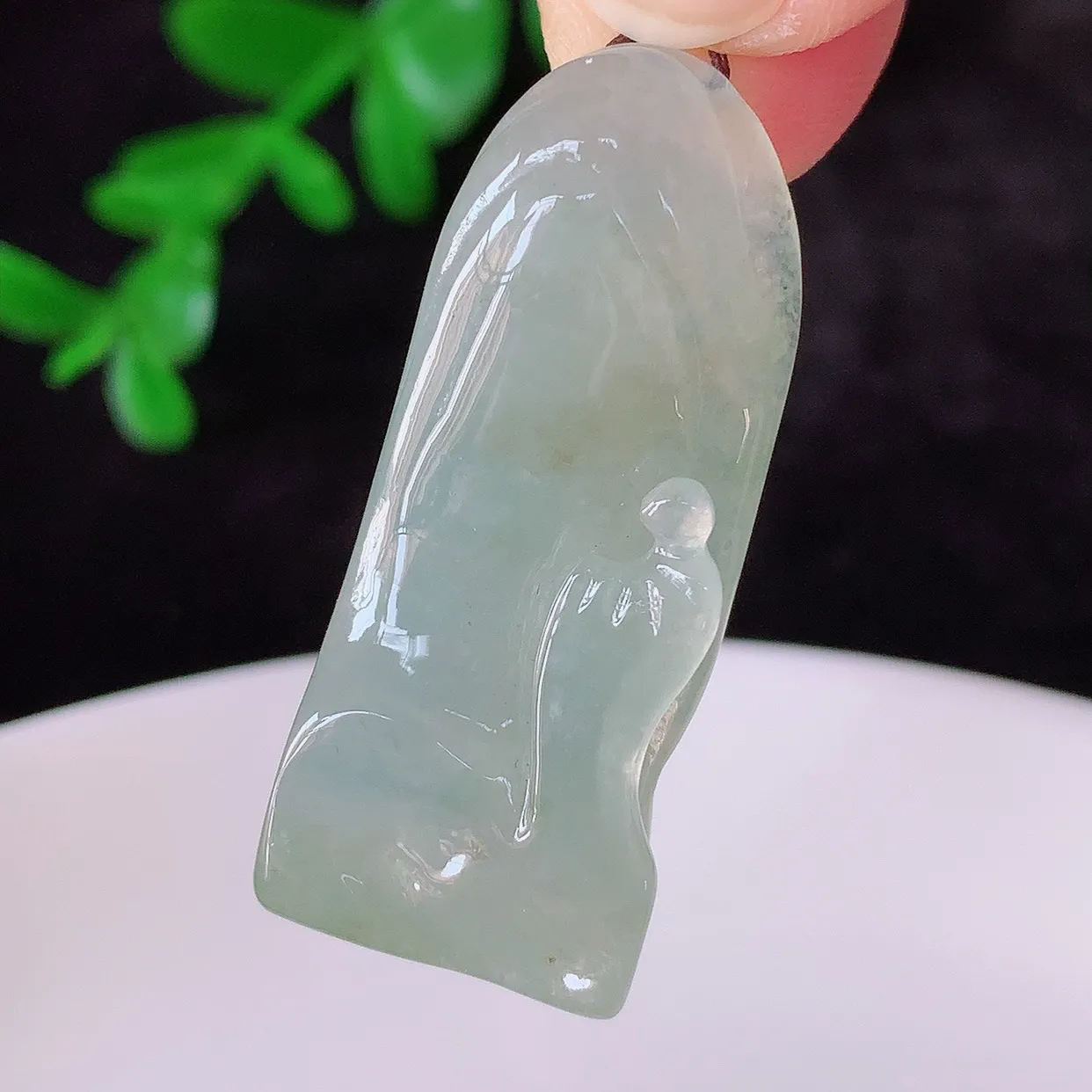 自然光实拍，冰润冰黄翡翡翠悟道吊坠，翡翠悟道寓意“祥和，安宁，吉祥，幸福”，佩戴效果优雅迷人，性价比超高！#60.24