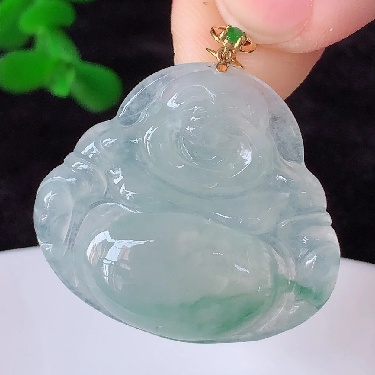 自然光实拍，18K金镶嵌冰种飘花翡翠佛公吊坠，冰透饱满， 佛公亦保平安，寓意有福（佛公）相伴，品相佳，配戴优雅迷人！#00.24