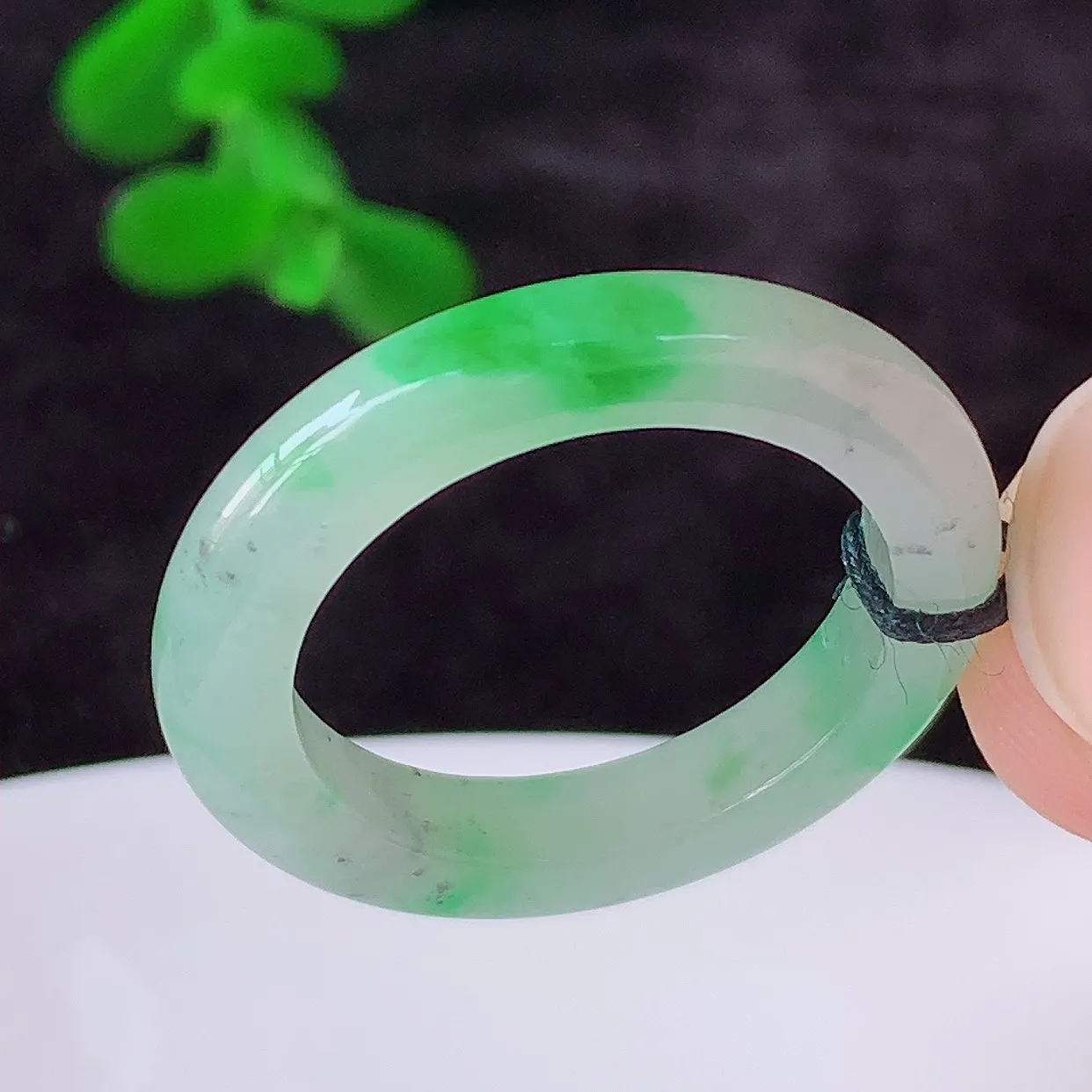 自然光实拍，冰润冰飘阳绿17.5mm内径翡翠指环，玉戒指，玉质莹润，好精美好冰润的指环，15圈口，上