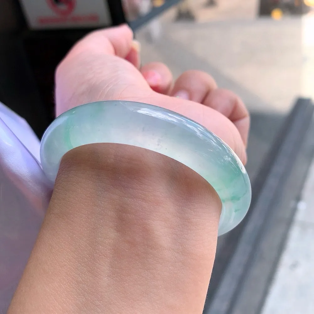 正圈冰玻阳绿 无瑕 尺寸:52.9/12.4/8.4 种色俱佳