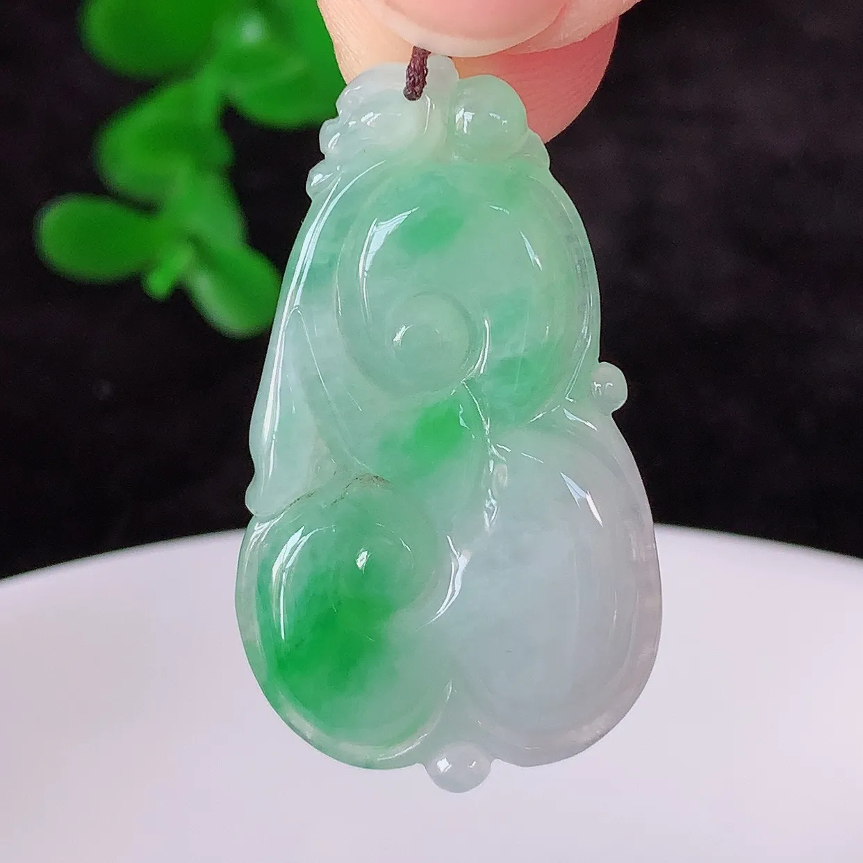 自然光实拍，冰糯种飘阳绿翡翠如意吊坠，翡翠如意，上身效果非常美，饱满大气，工艺美，万事如意，如意一生