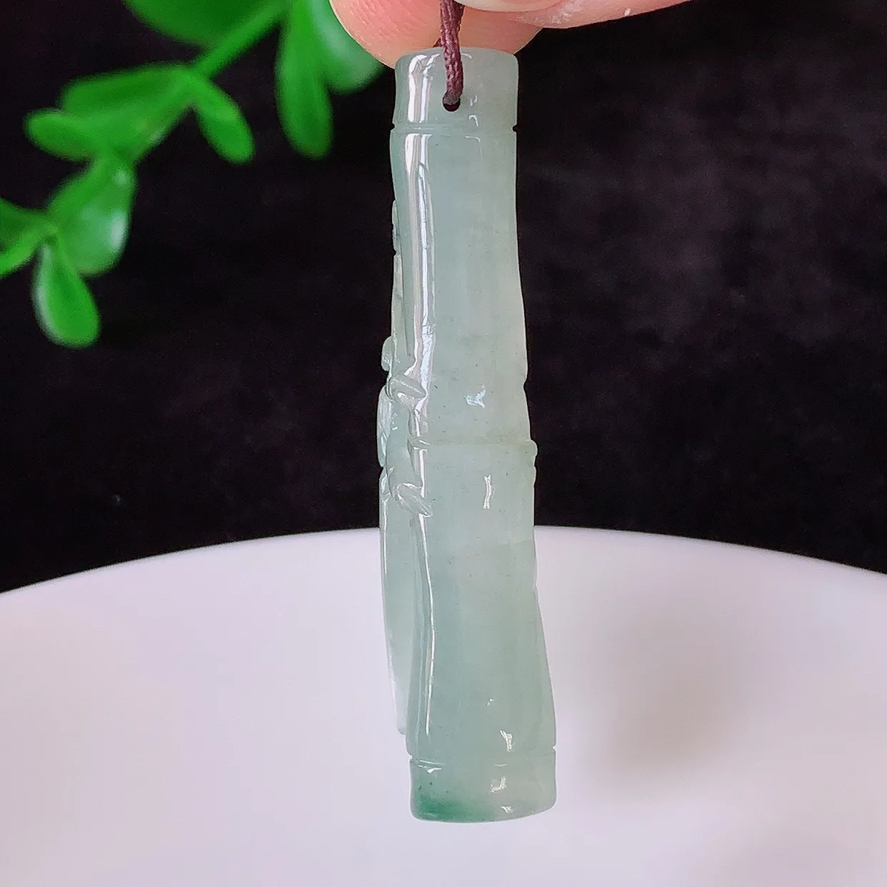 自然光实拍，冰种飘花翡翠一鸣惊人吊坠，节节高竹节玉坠，款式时尚大方，竹节寓意好，佩戴事业，学业节节高升！#60.24