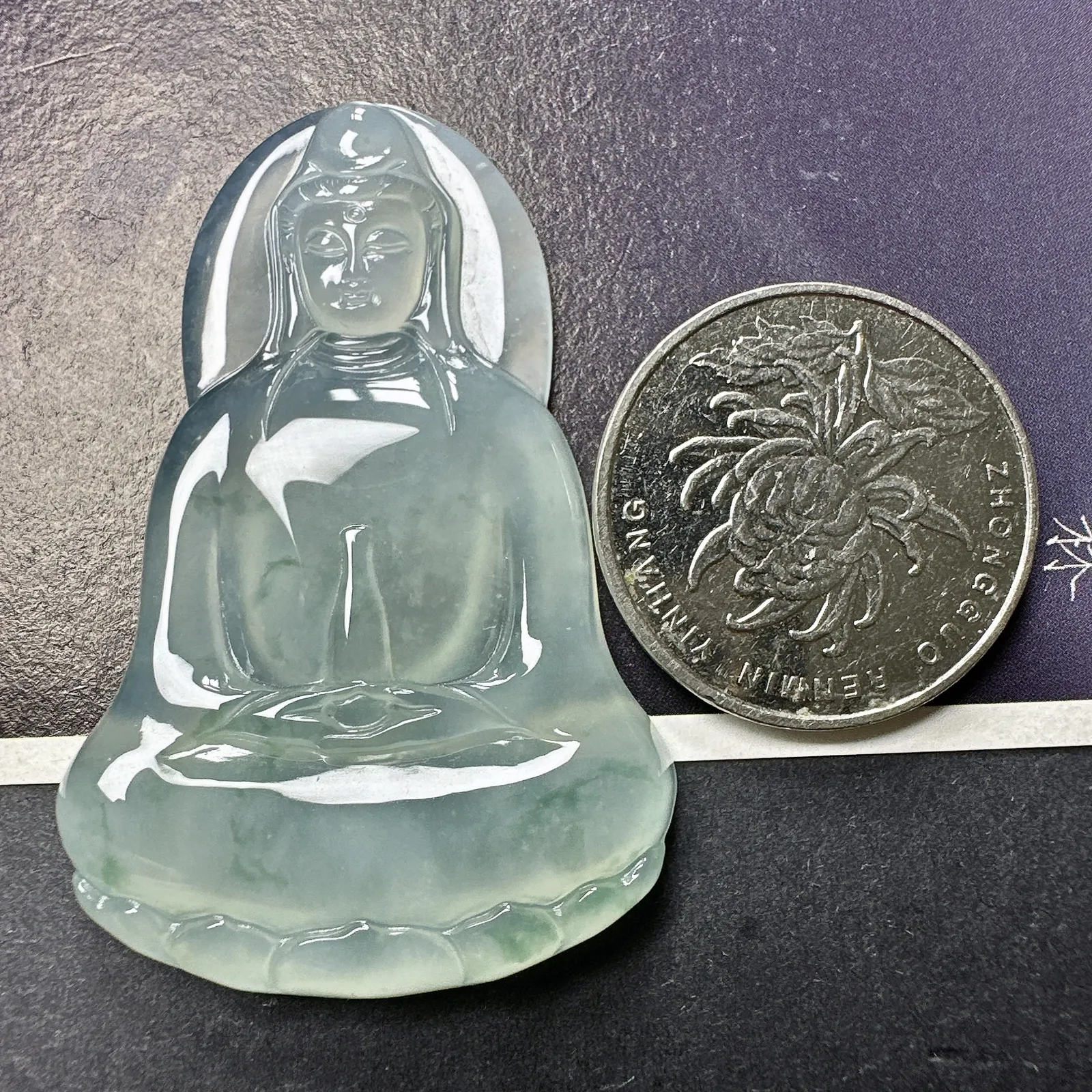 【冰种飘花素衣观音】质地细腻，通透度上佳，冰感十足，适合佩戴
